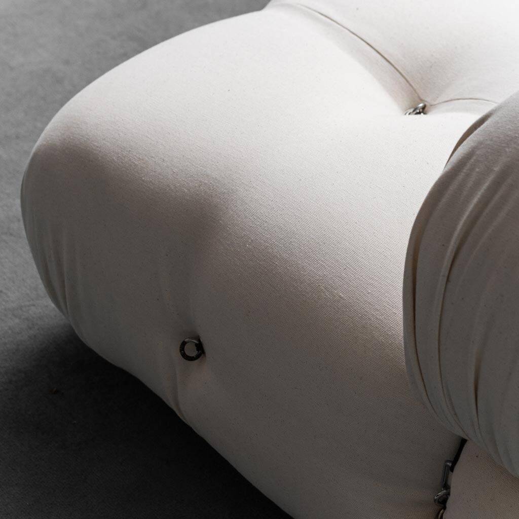Camaleonda armchair in white cotton: retro-modern style from the 70s.