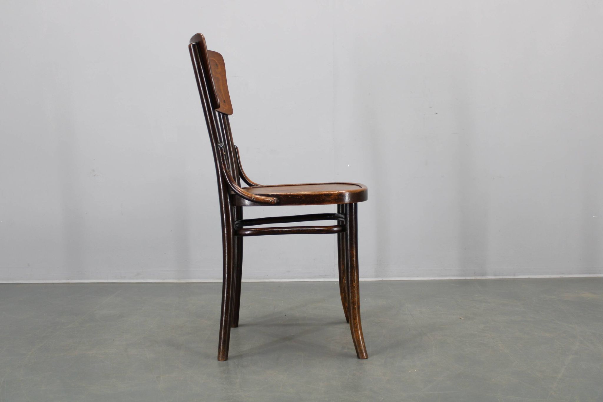 Pair of Thonet Art Nouveau bentwood chairs, Czechoslovakia, 1920s