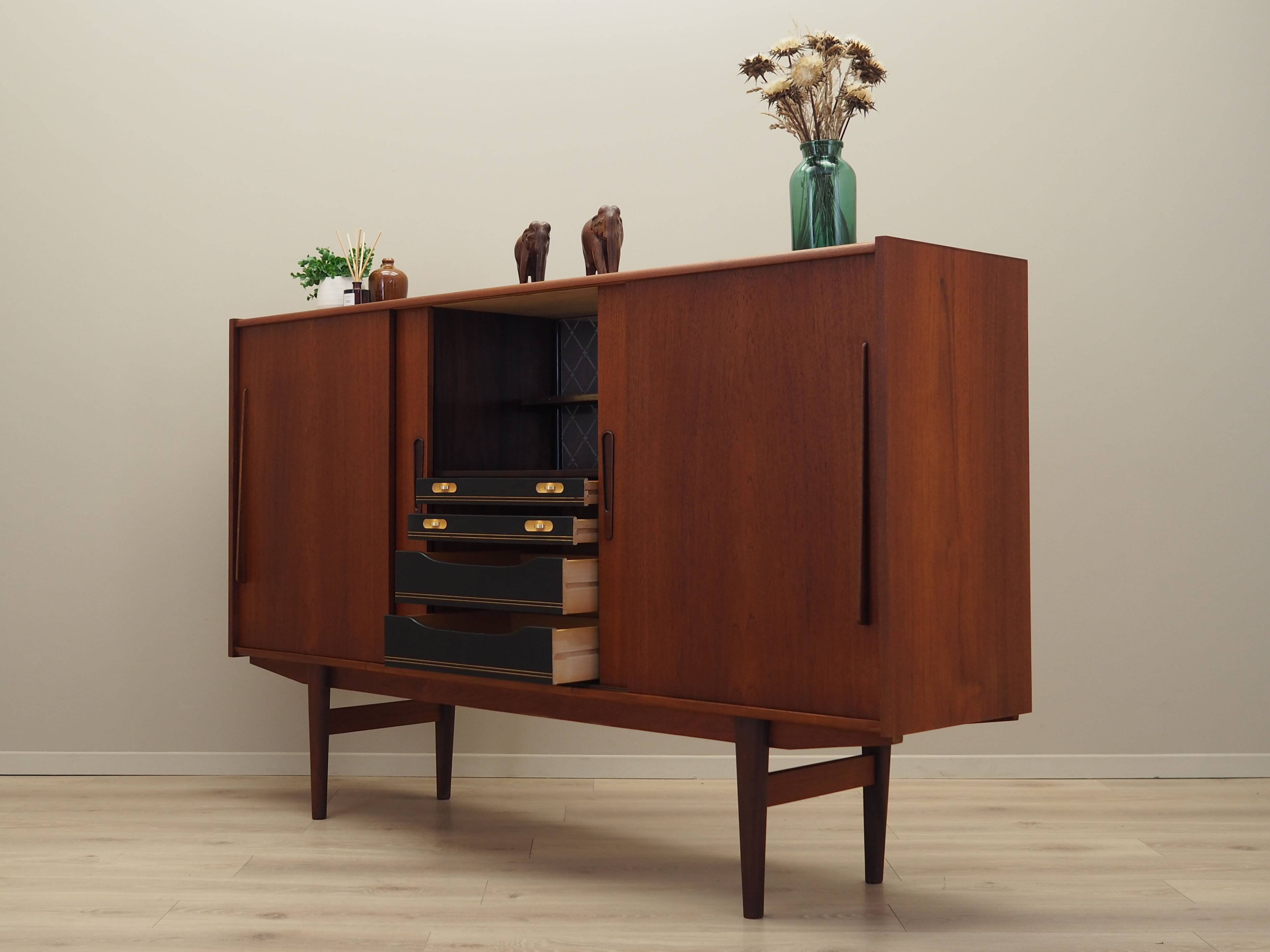 Buffet haut en teck, design danois, années 1960, production : Danemark
