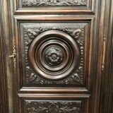 Armoire ancienne Louis XIII en noyer massif avec ses portes sculptées