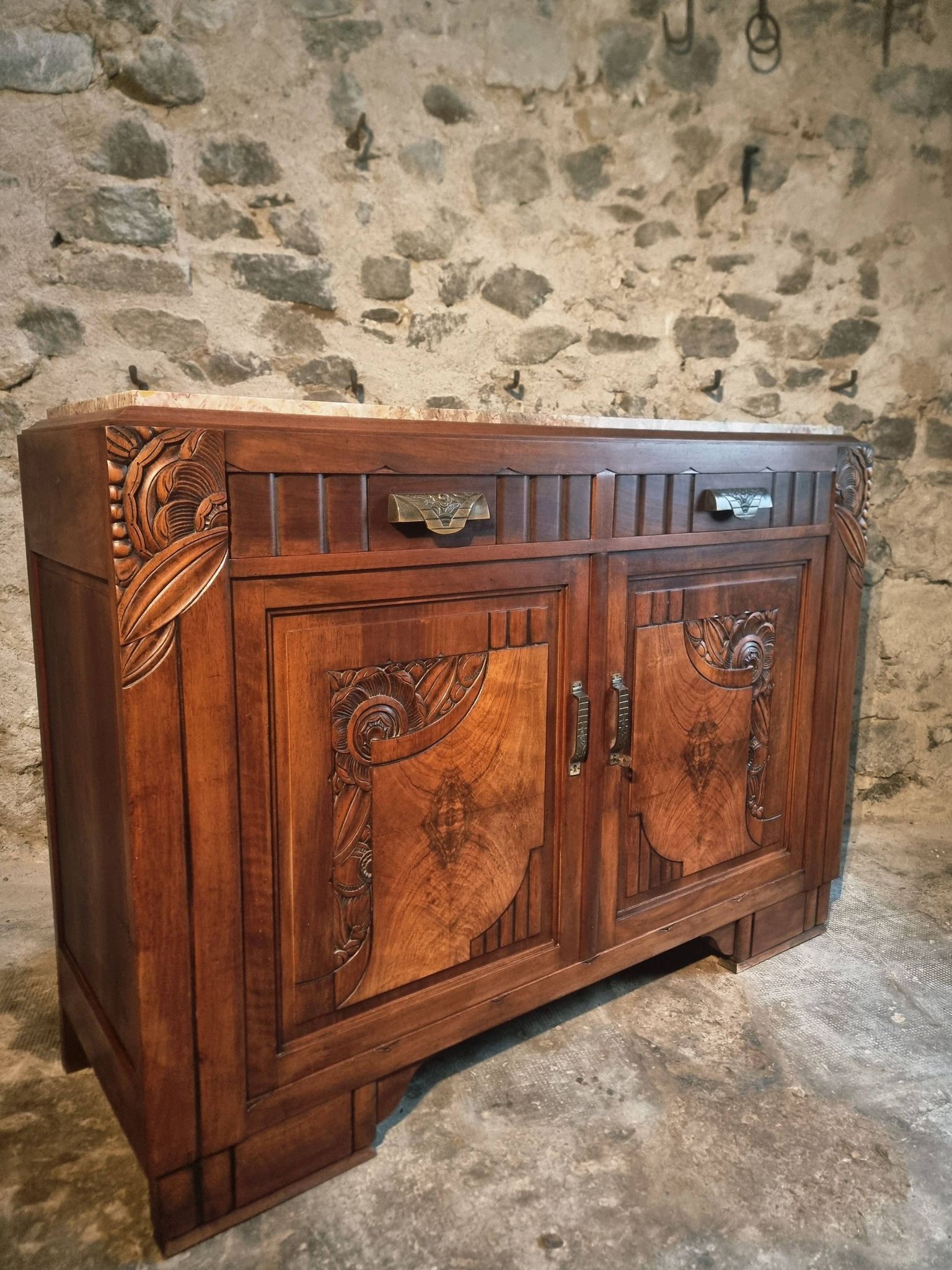Buffet art déco français en noyer avec plateau en marbre (années 1930)