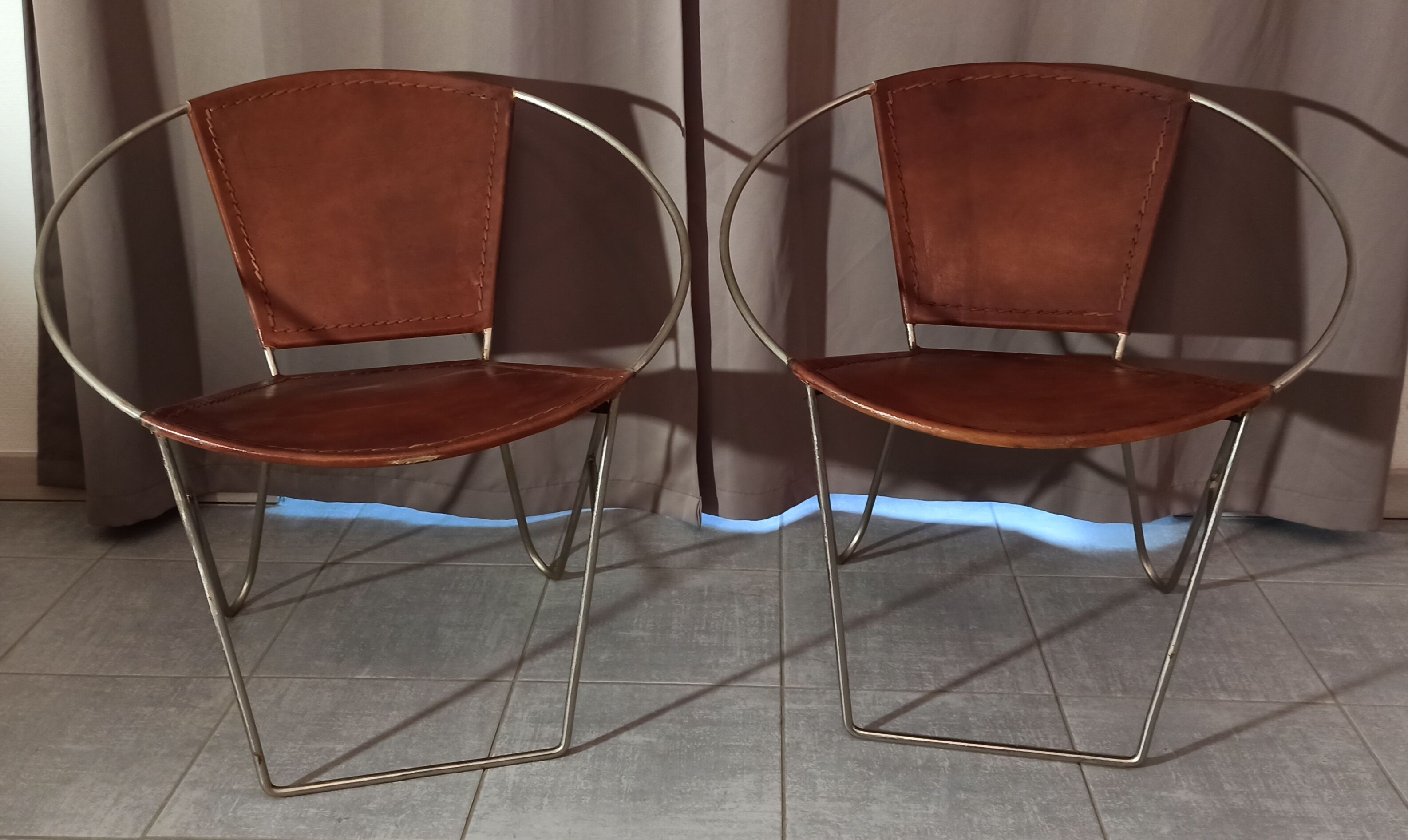 Paire de fauteuils en cuir marron clair