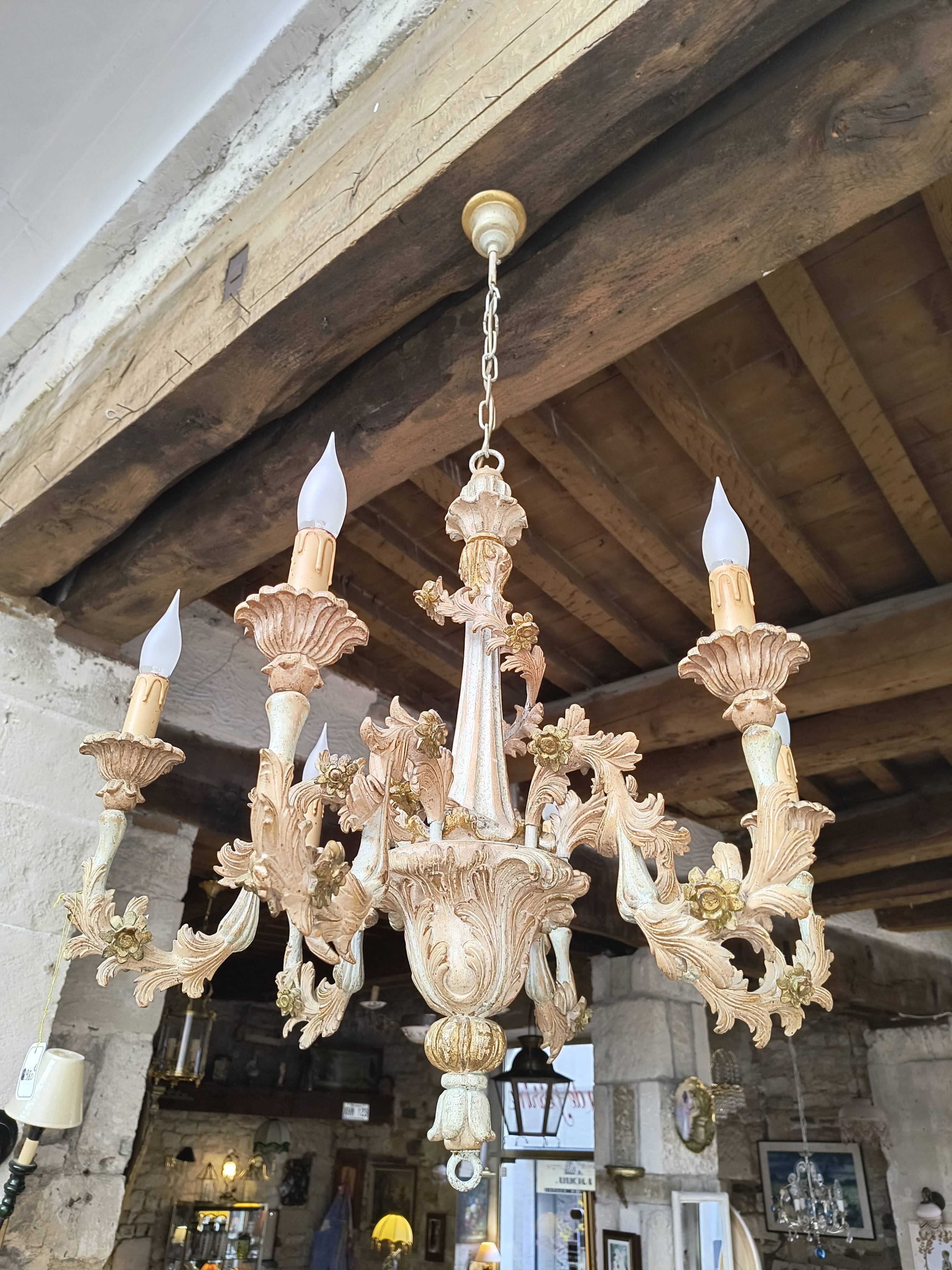 Florentine chandelier in carved wood with polychrome patina.