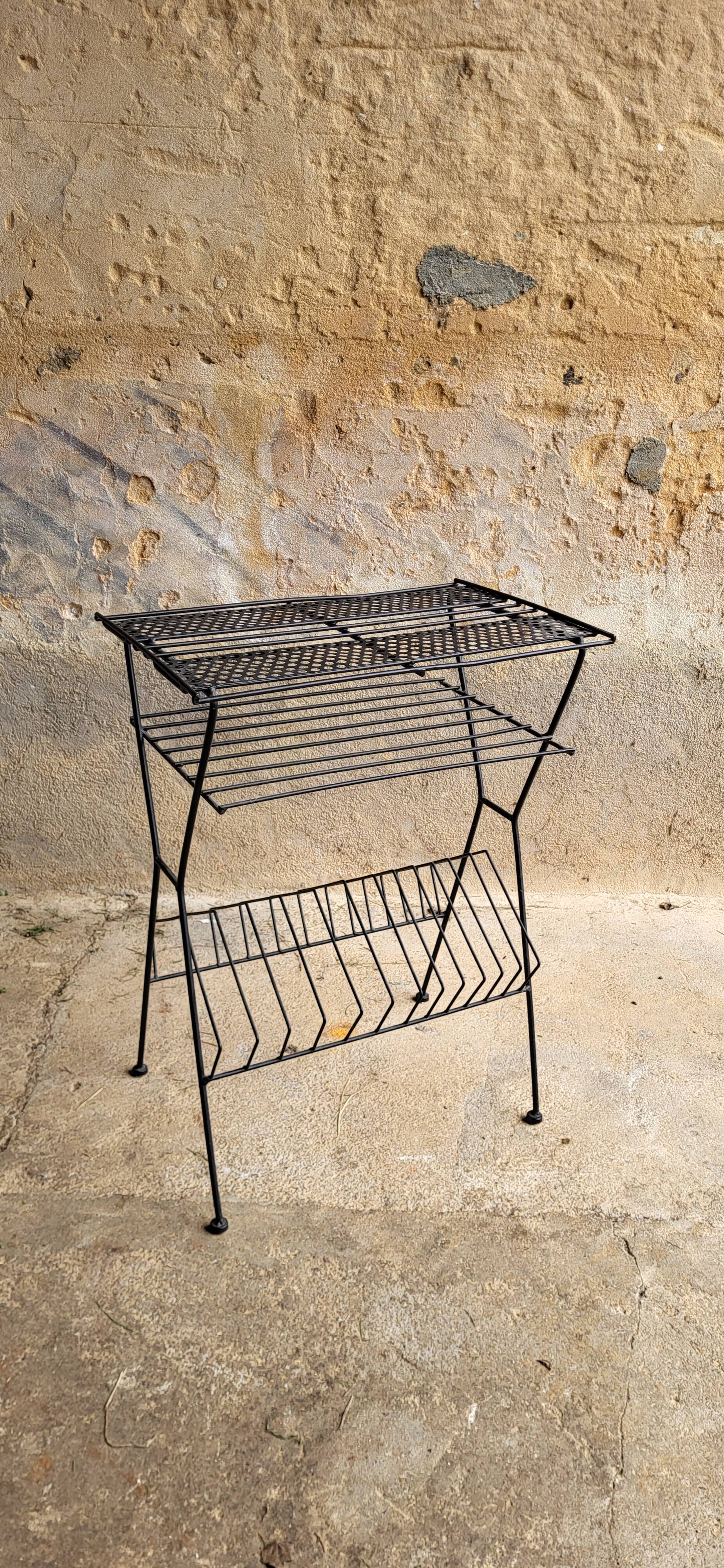Metal magazine/vinyl rack