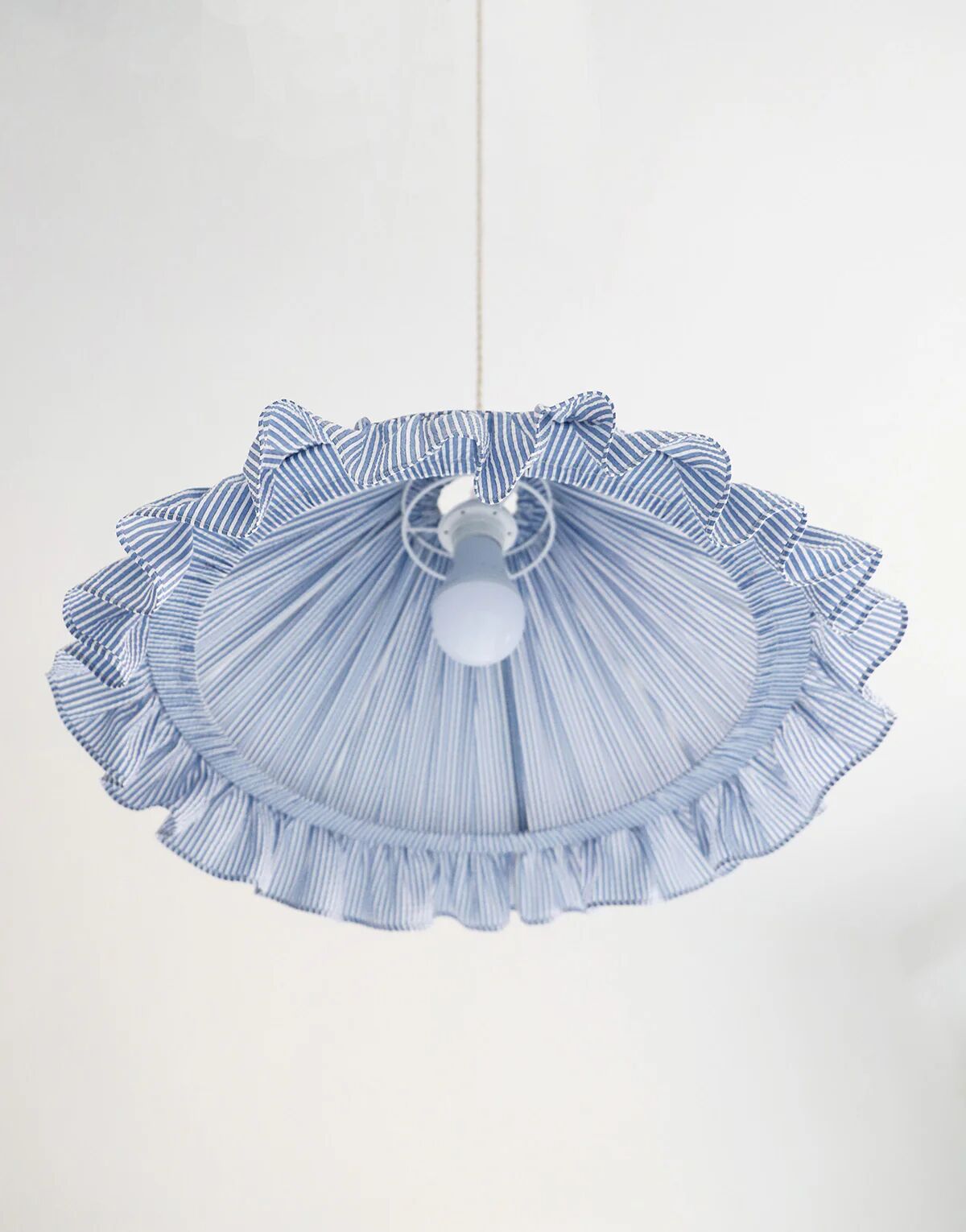 Conical suspension with fine stripes and Emilia "marina" shade.