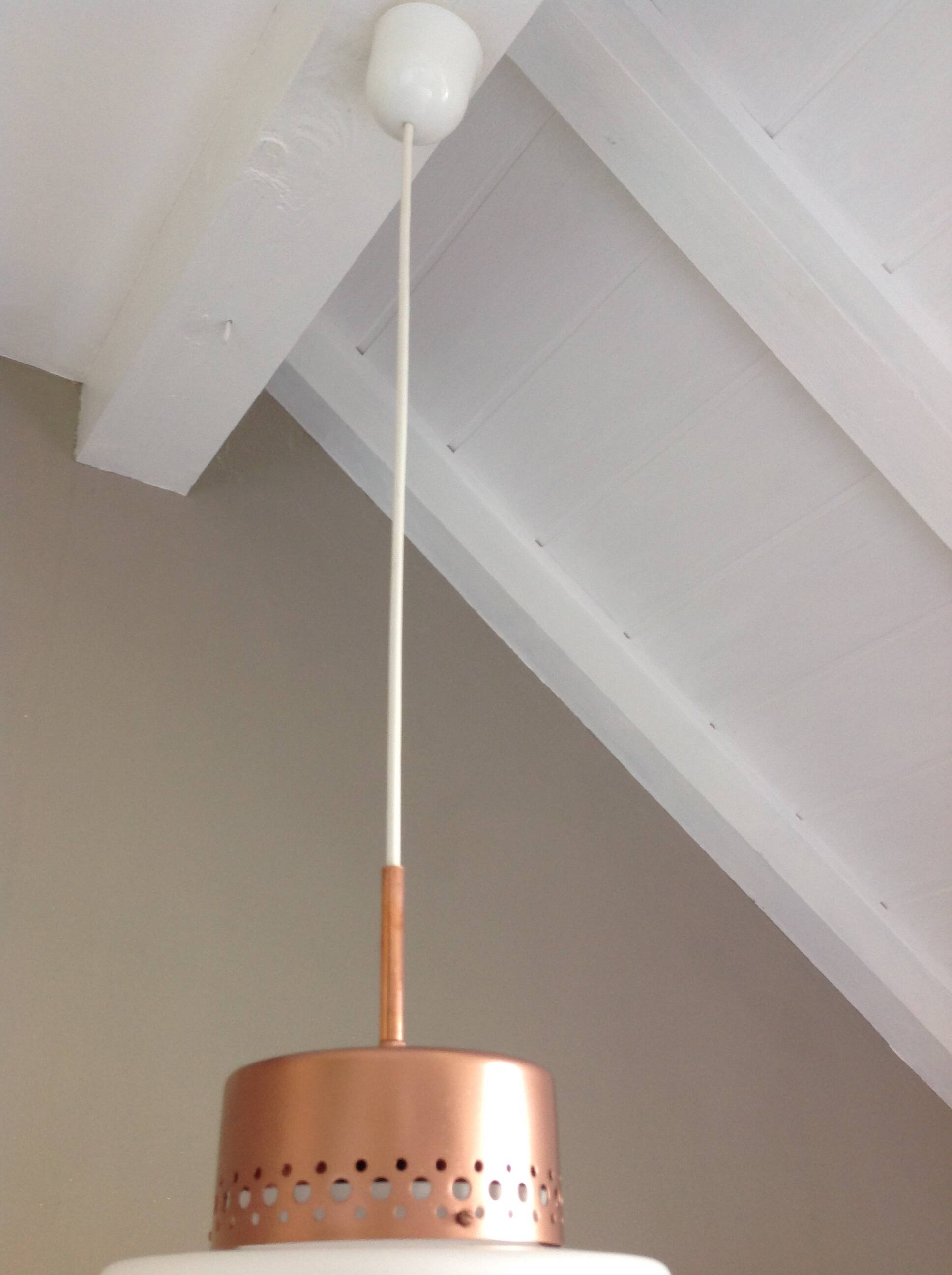 suspension en opaline blanche et metal cuivré, années 60-70