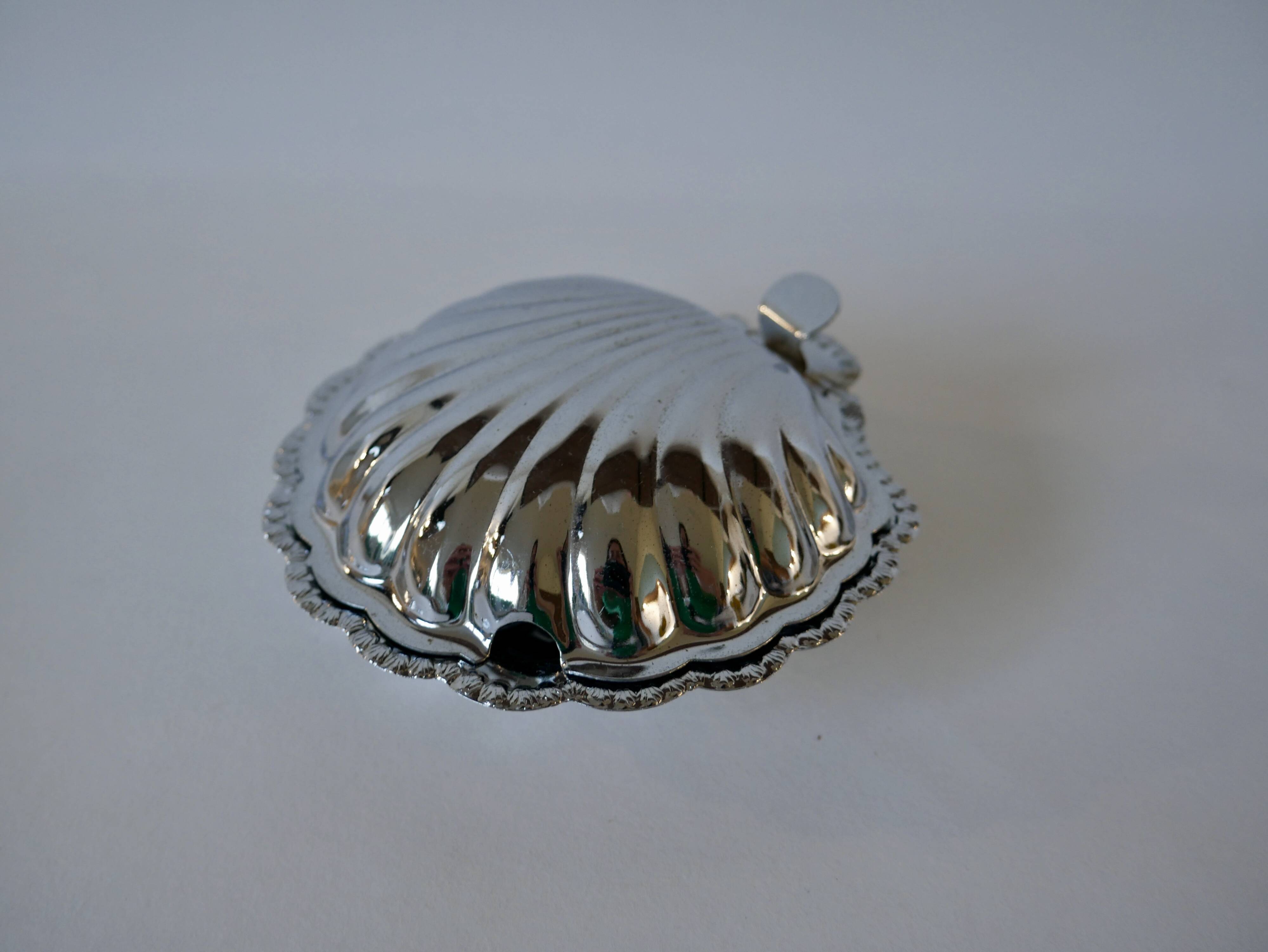 Shell pocket in silver metal from the 60s and 70s