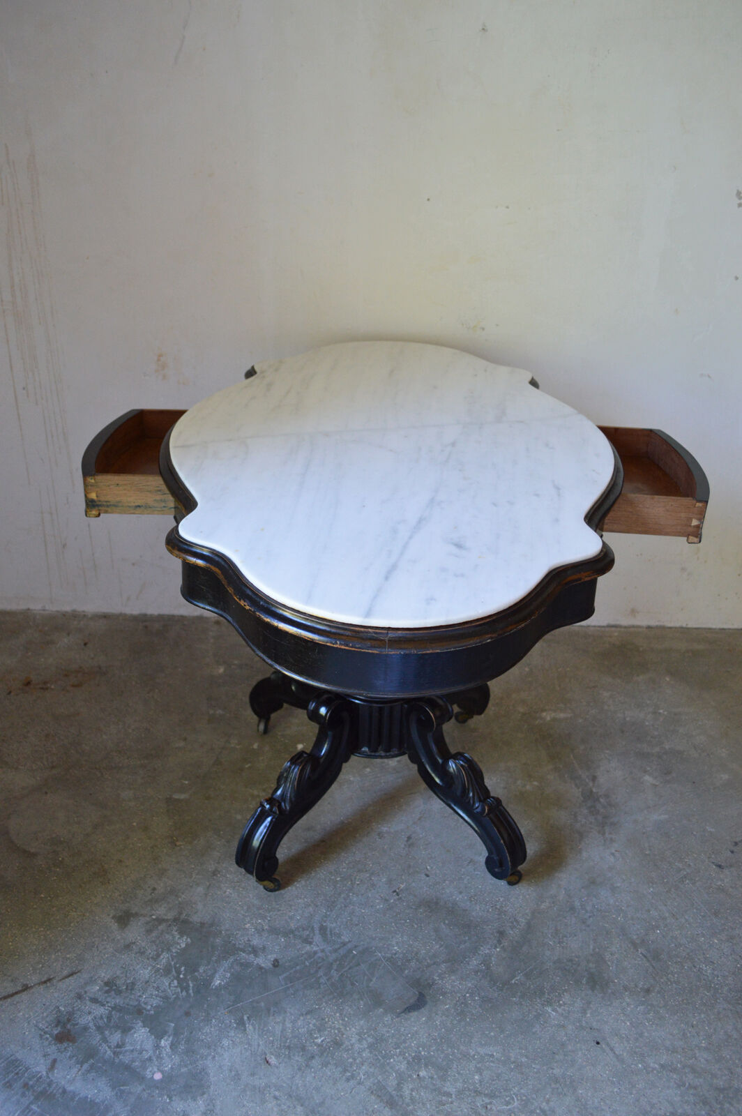 Table violon Napoléon III en bois noirci et marbre blanc, XIXe siècle