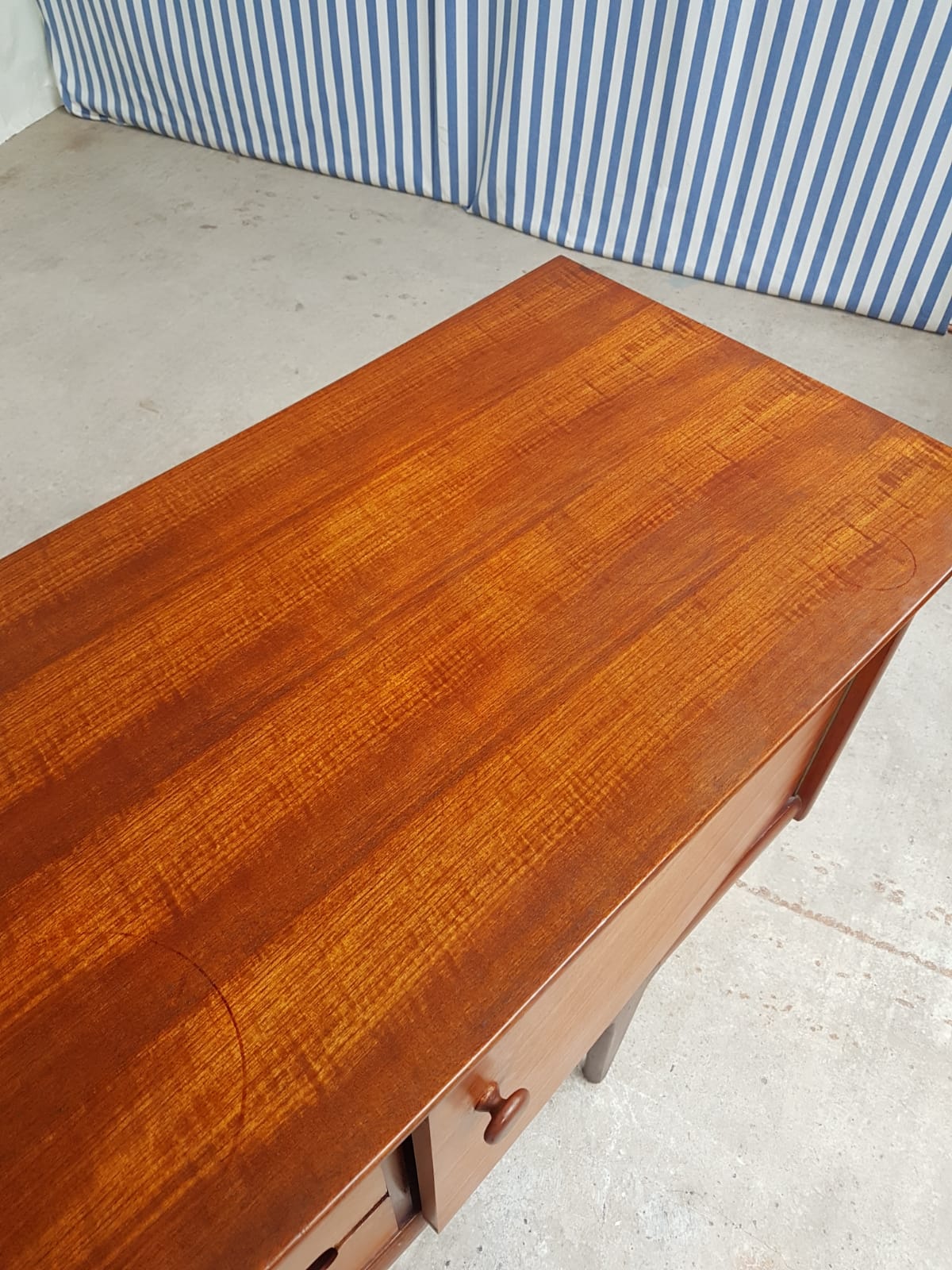Enfilade par A. Younger en teck