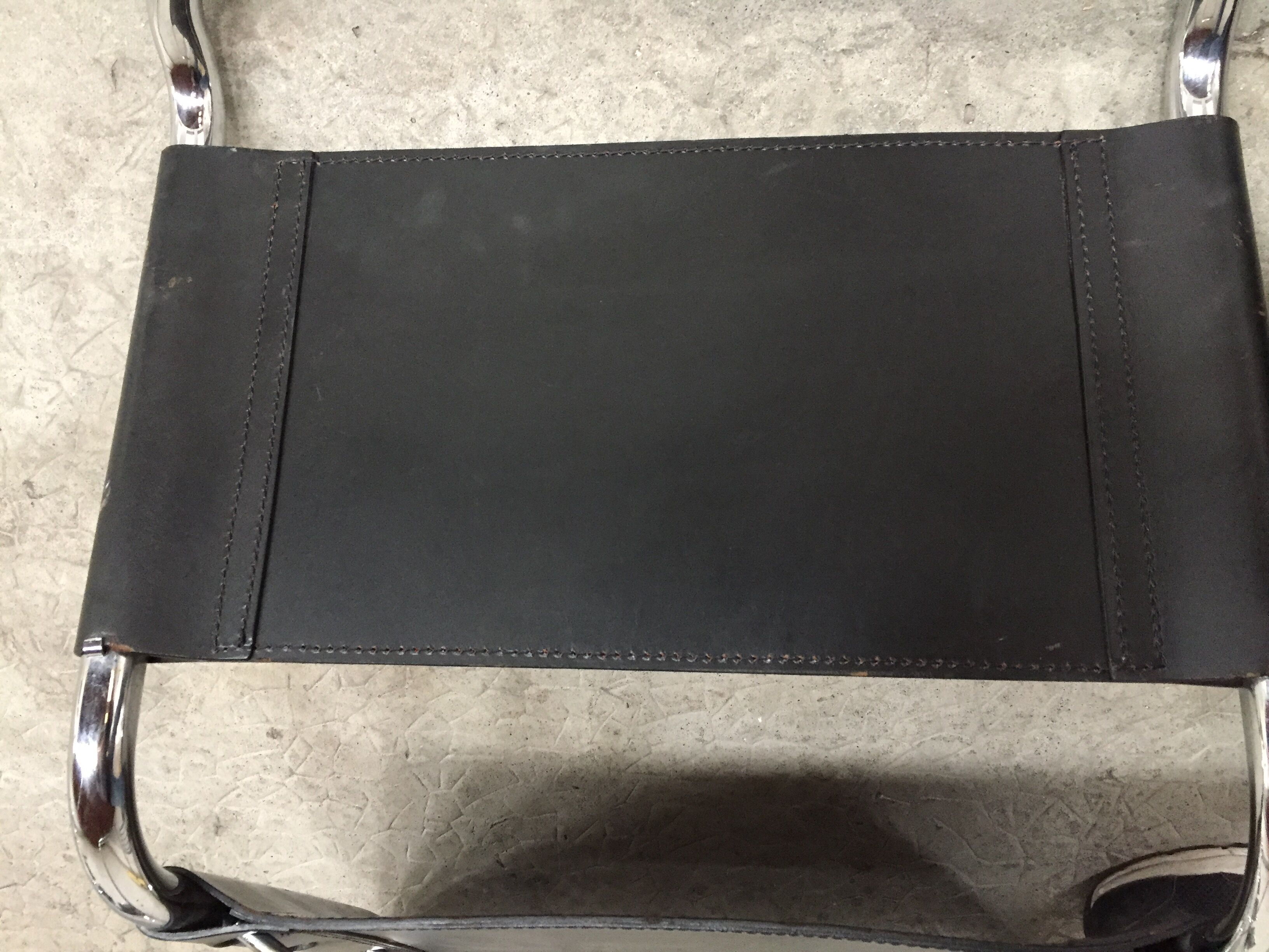 Set of 4 black leather chairs by Ludwig Mies Van Der Rohe