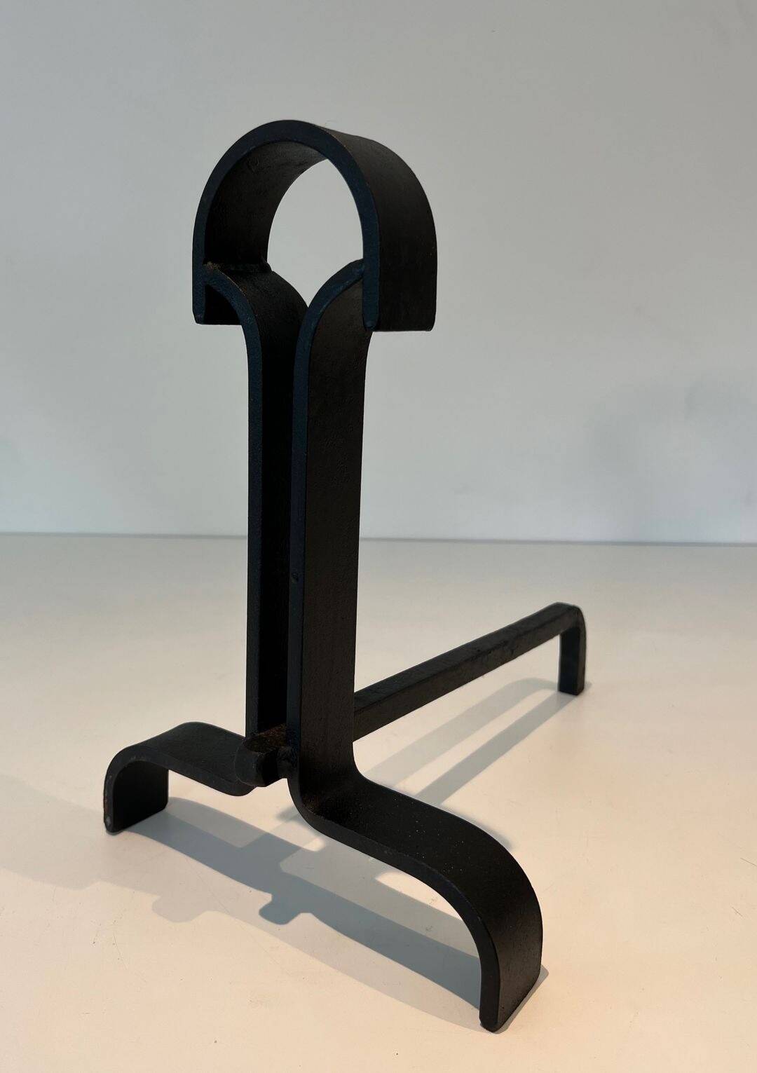 Paire de Chenets Modernistes en Fer Forgé à Finials en Goutte et Bases Évas