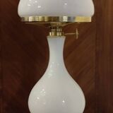 Lamp in white opaline.