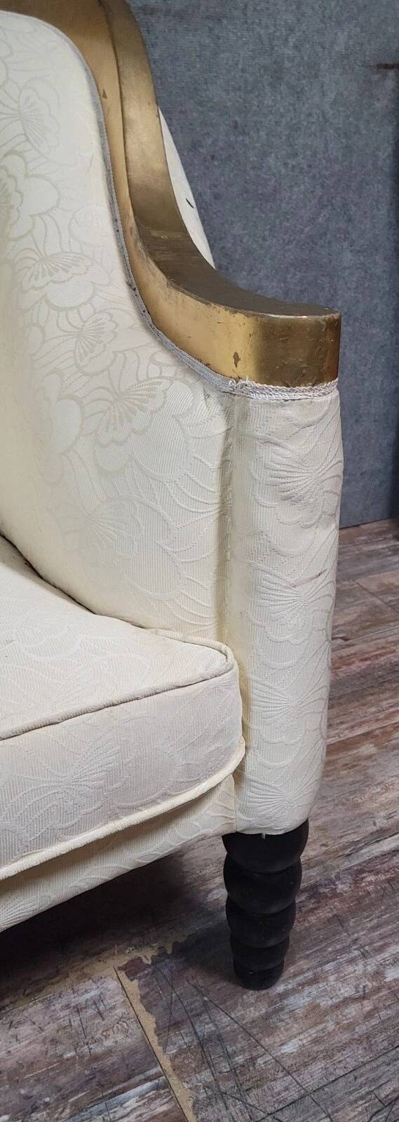 Banquette vintage à dossier capitonné, revêtu d’un tissu ivoire