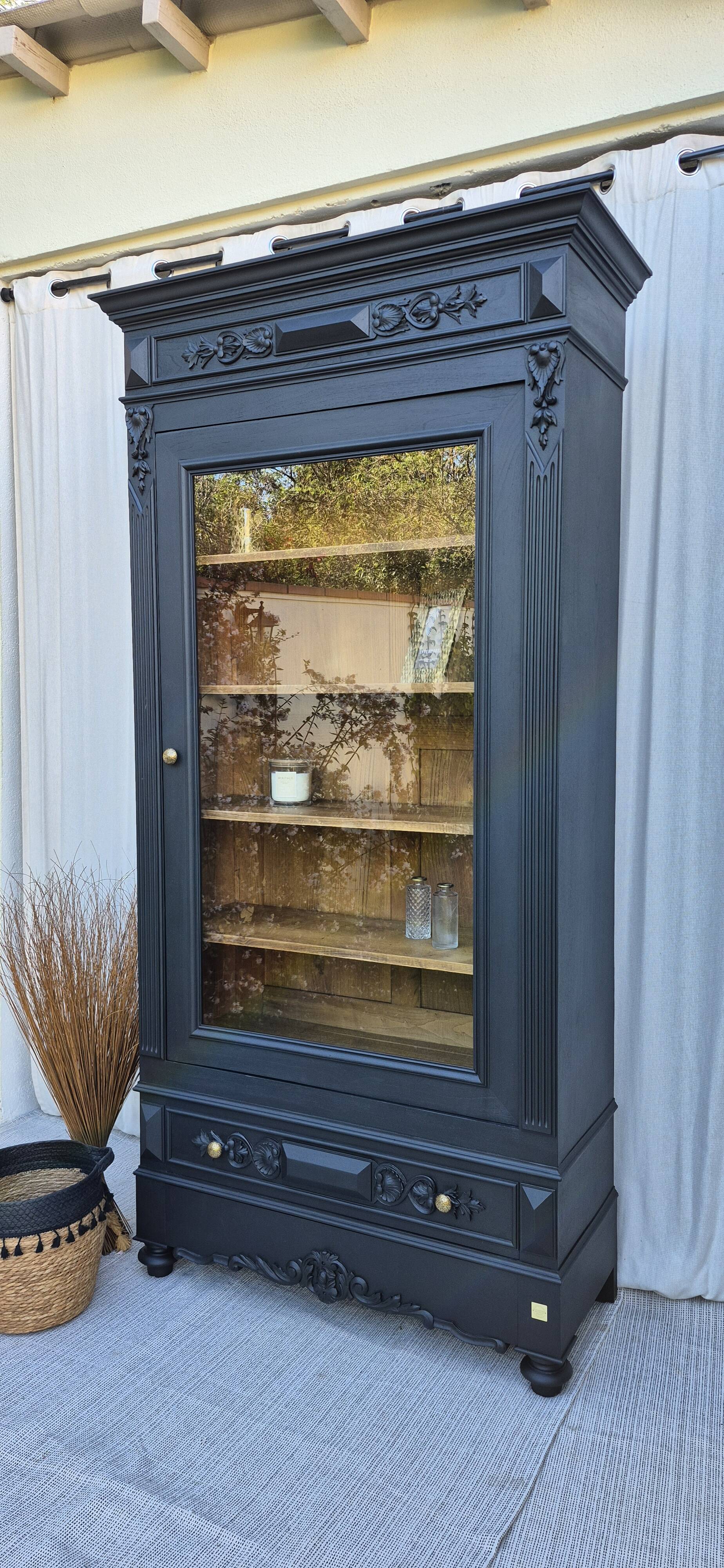 Glass-fronted dresser