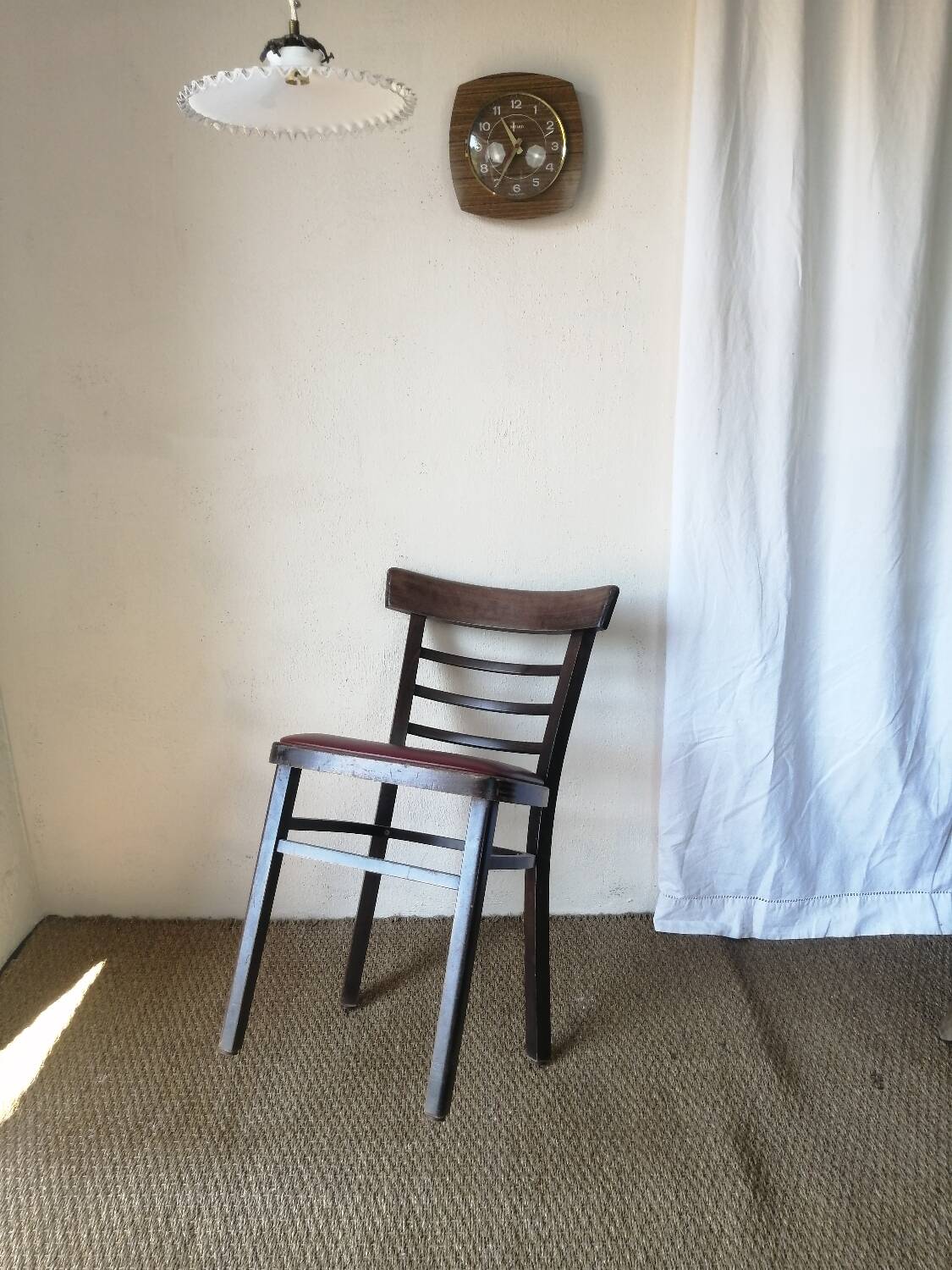 Lot de 4 chaises bistrot TON en bois courbé et assises en skaï rouge vintage.