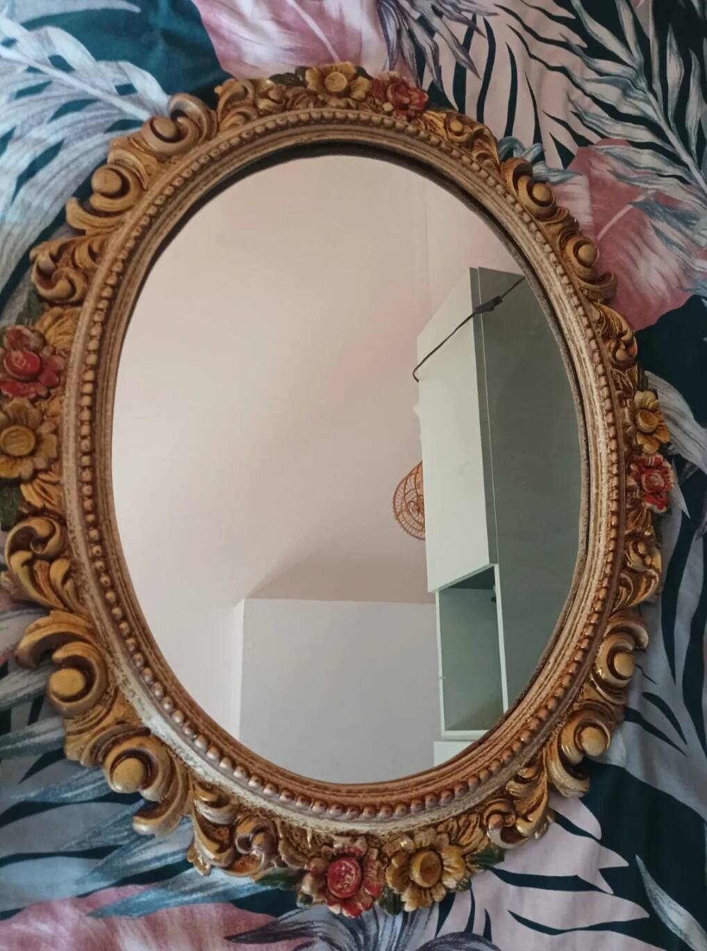 Miroir sculpté en bois et feuille d'or polychrome