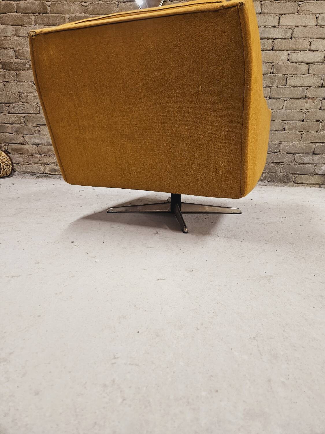 Swivel living room armchair year 1970