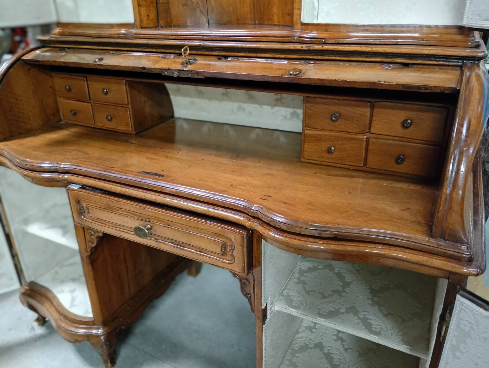 cylinder desk in carved walnut – Louis XV period – 18th century