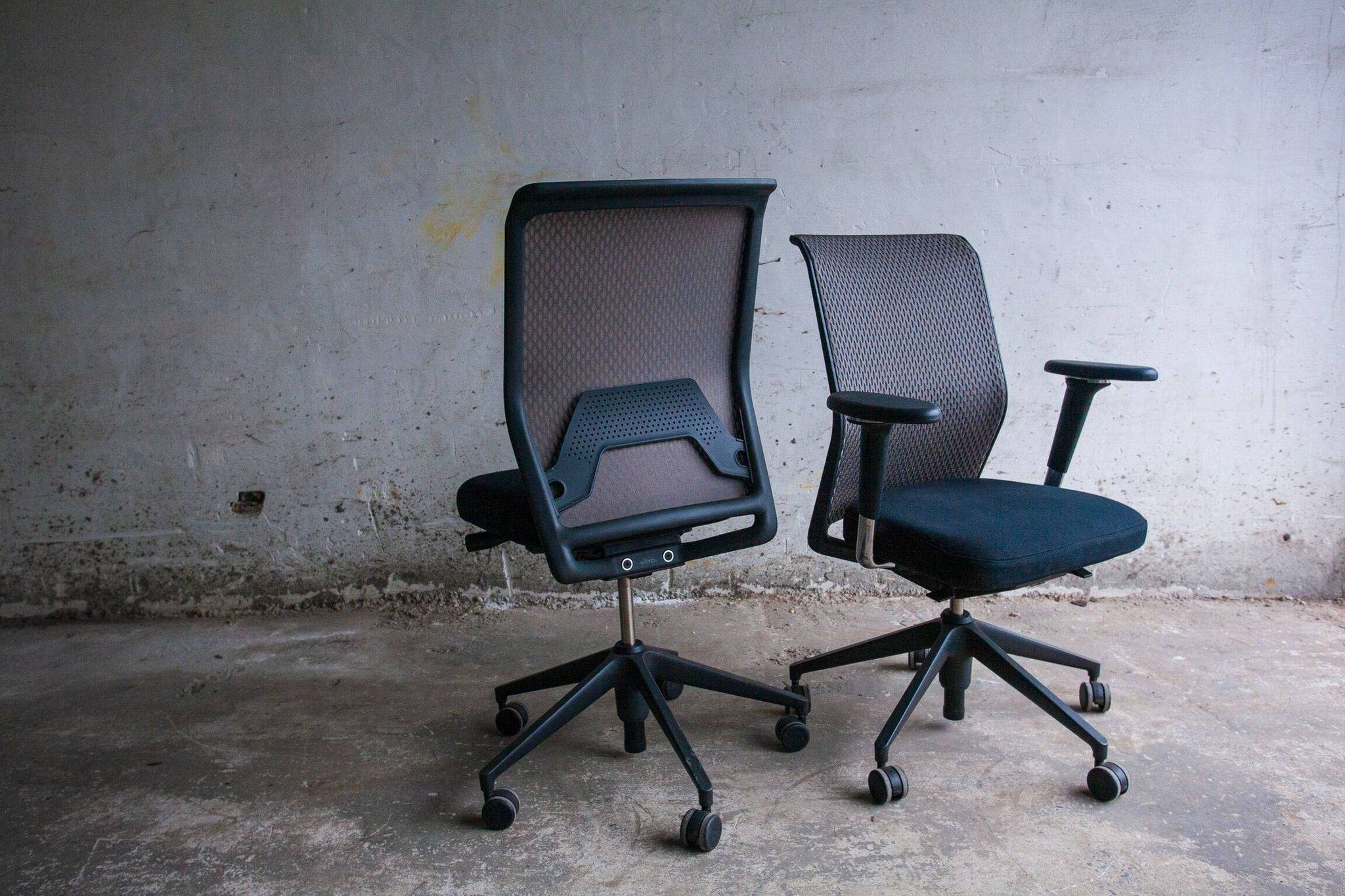 Vitra ID Trim office chair by Antonio Citterio — black mesh backrest and blue fabric seat, aluminium frame.