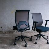 Vitra ID Trim office chair by Antonio Citterio — black mesh backrest and blue fabric seat, aluminium frame.