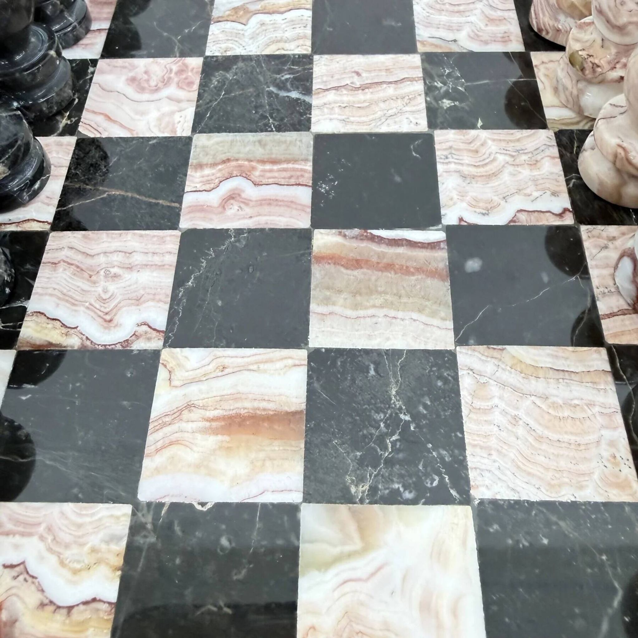 Échiquier en marbre rose et noir vintage avec des pièces en laiton, années 1970, Italie