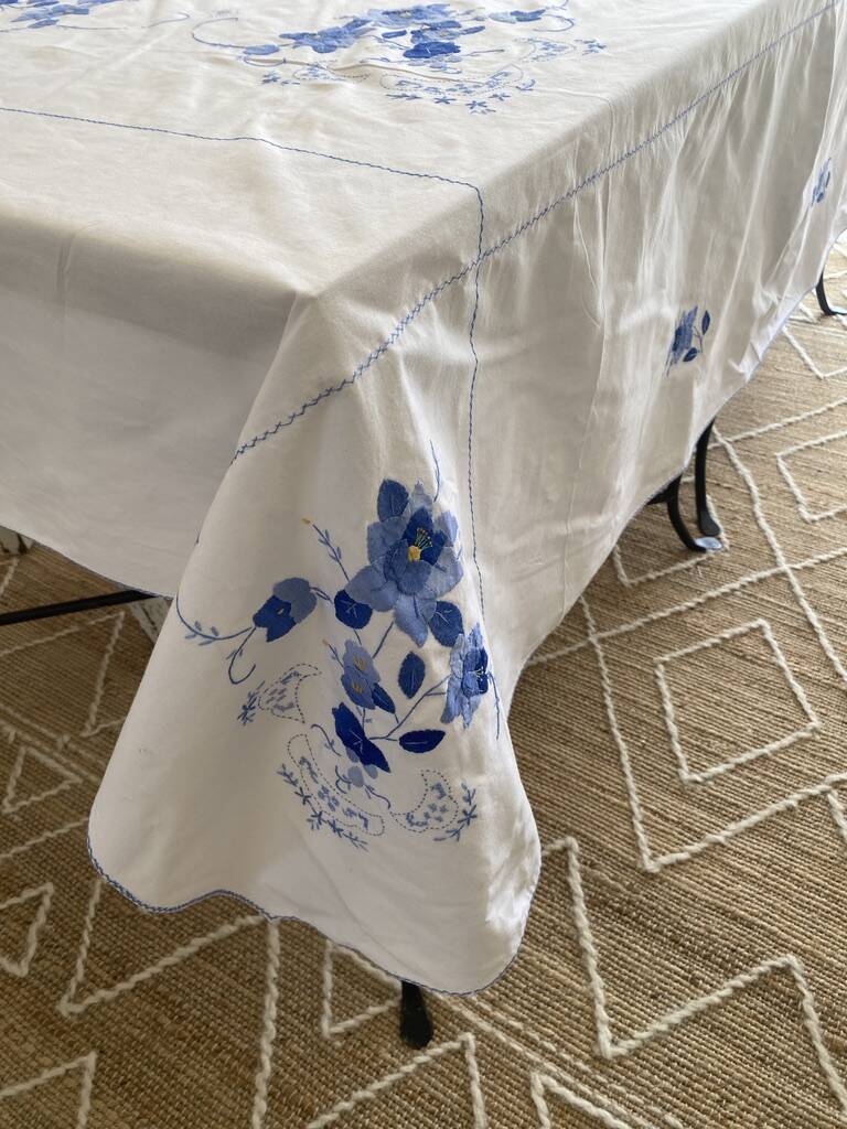 Large antique hand-embroidered tablecloth - 12 place settings - 170x210 cm - cotton