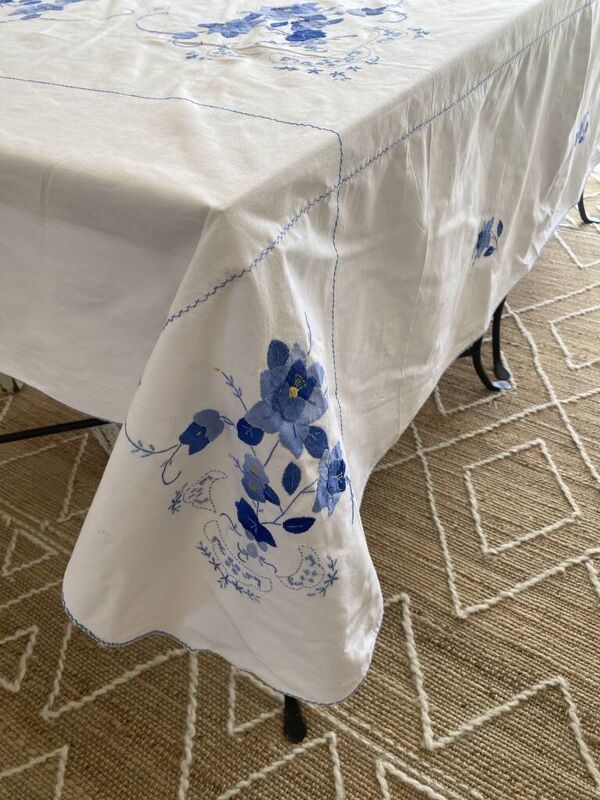 Grande nappe ancienne brodée main - 12 couverts - 170x210 cm - coton