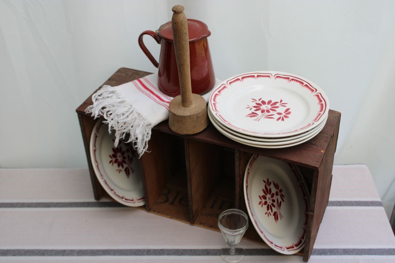 Set of 6 flat ceramic plates