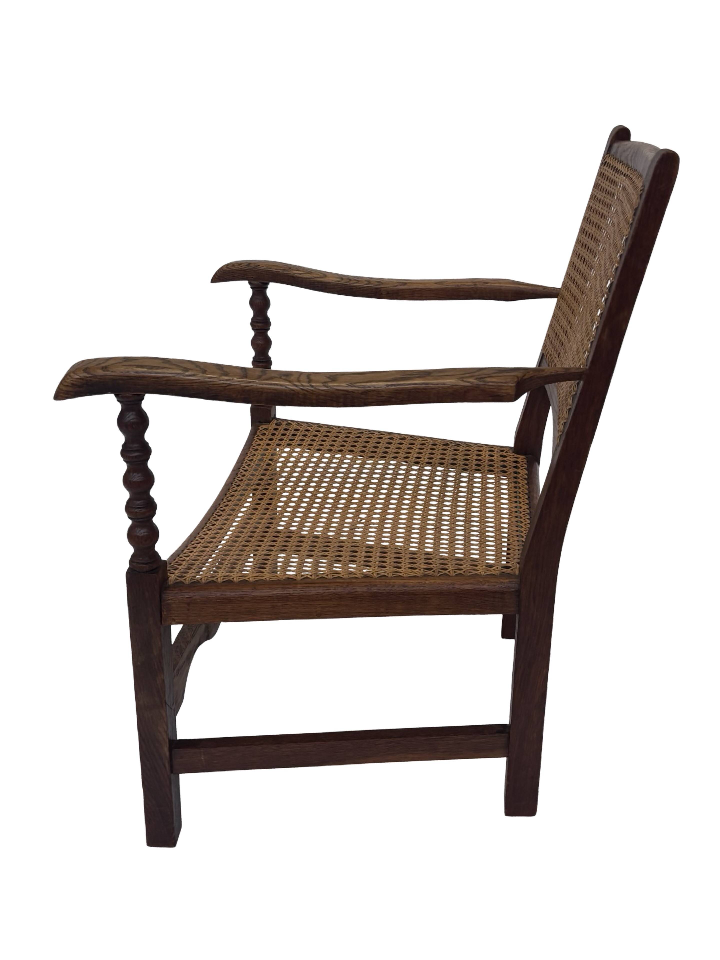 Fauteuil Art Déco en chêne tressé, design minimaliste.