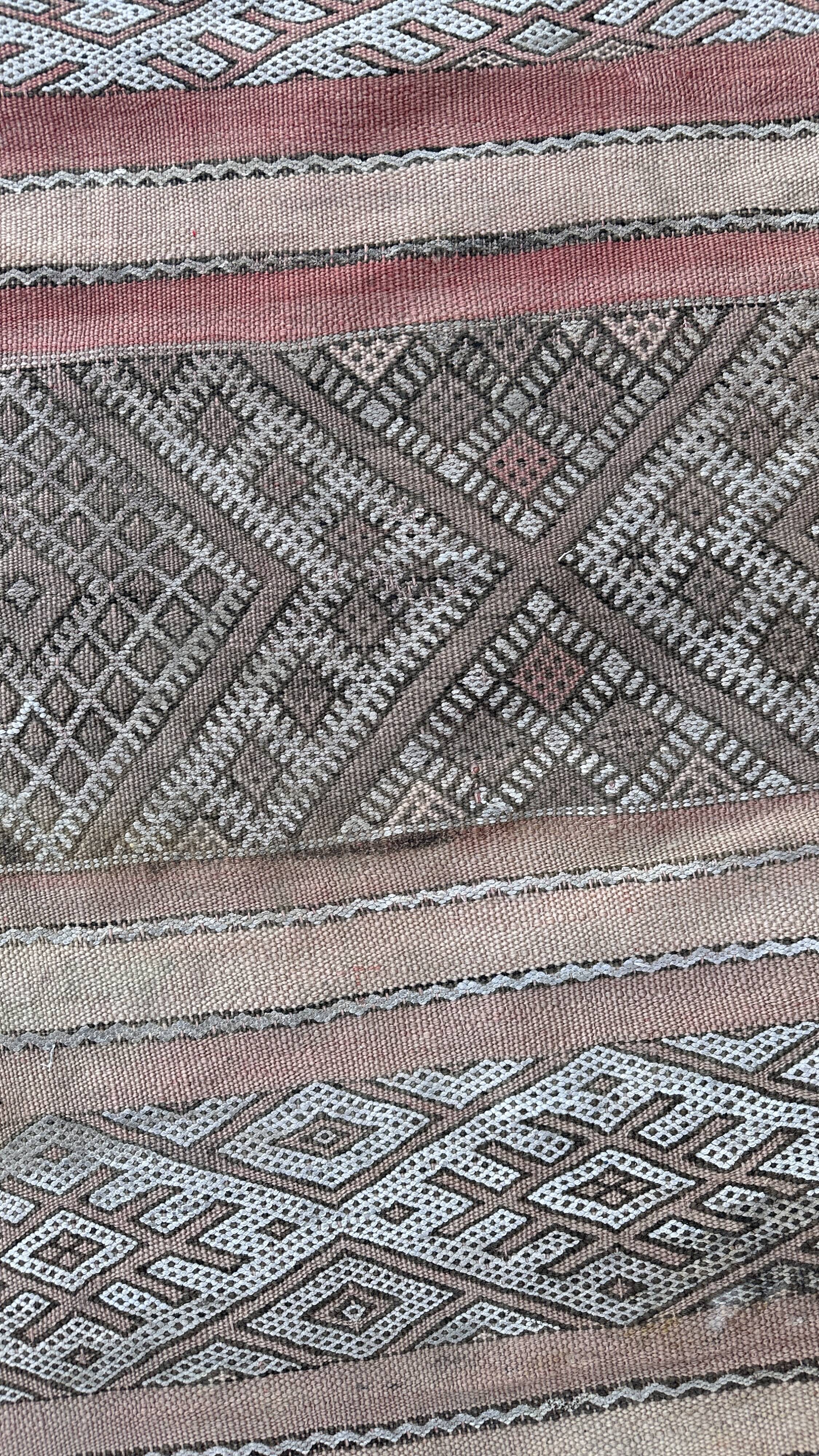 Moroccan pink carpet - 150 x 275 cm