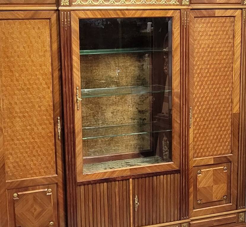 Important showcase library in fine wood and marquetry, stamped.