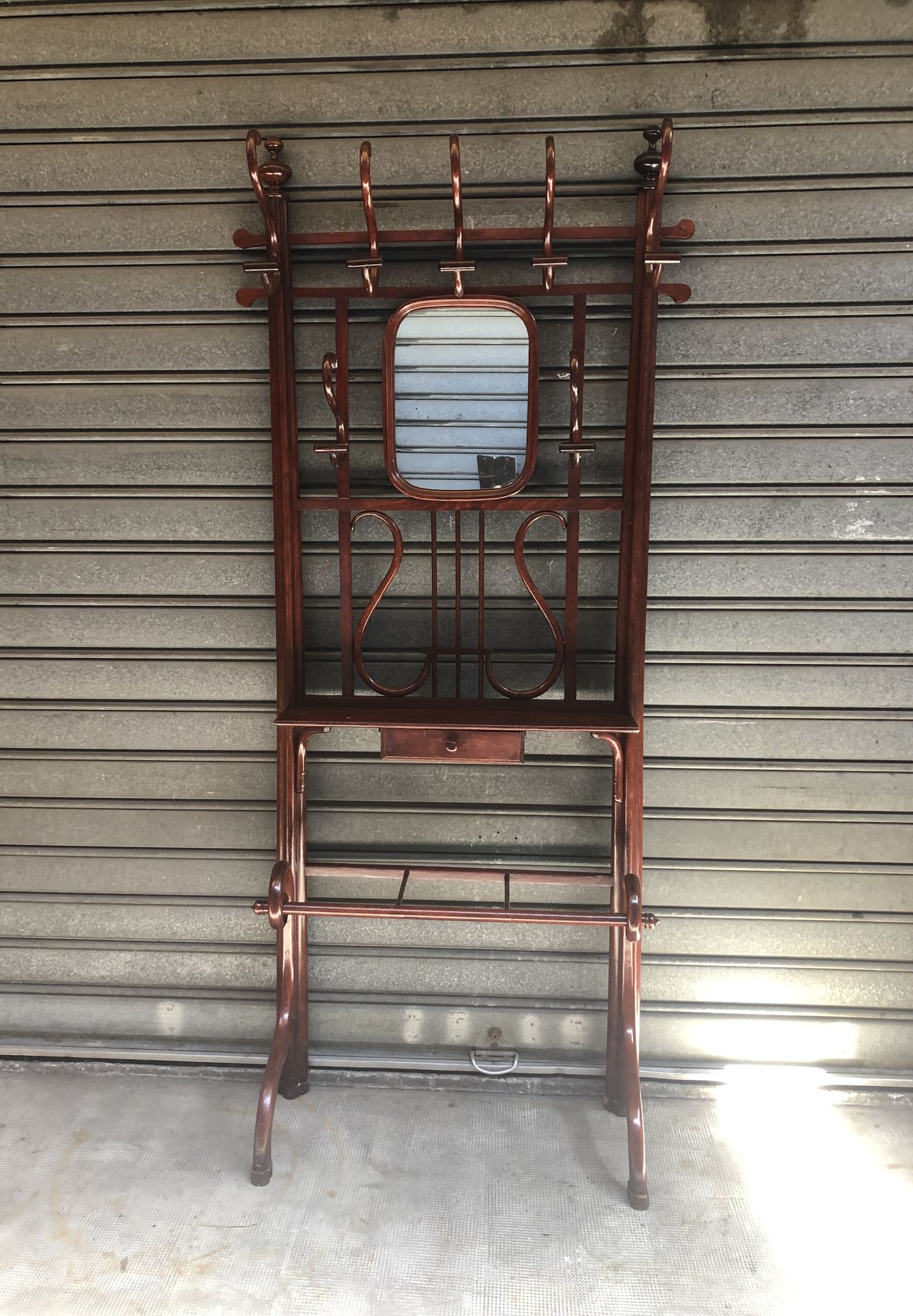 Wall coat rack in curved wood 1900 mahogany color