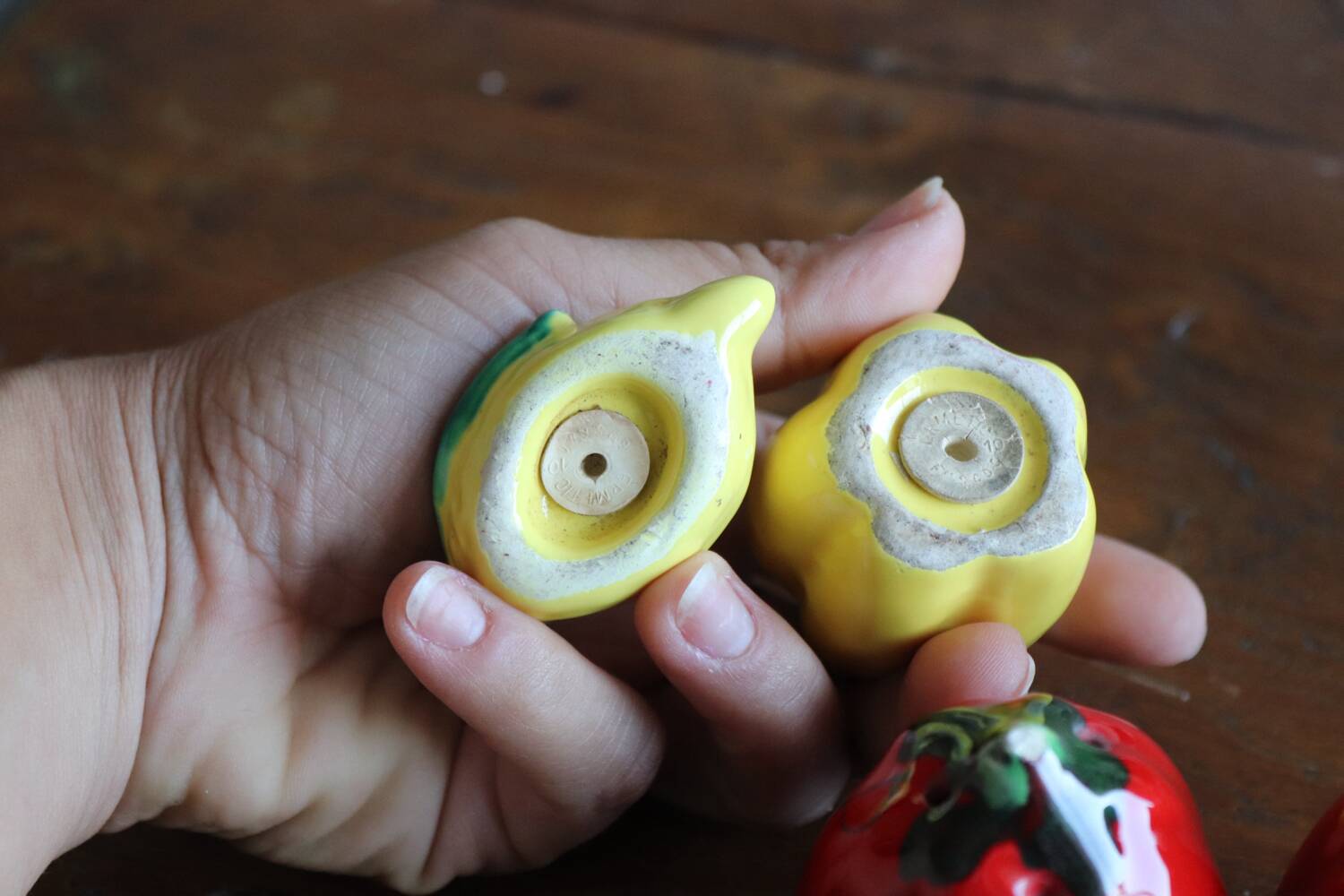 Set of glazed ceramic salt and pepper shakers – Fruits & vegetables