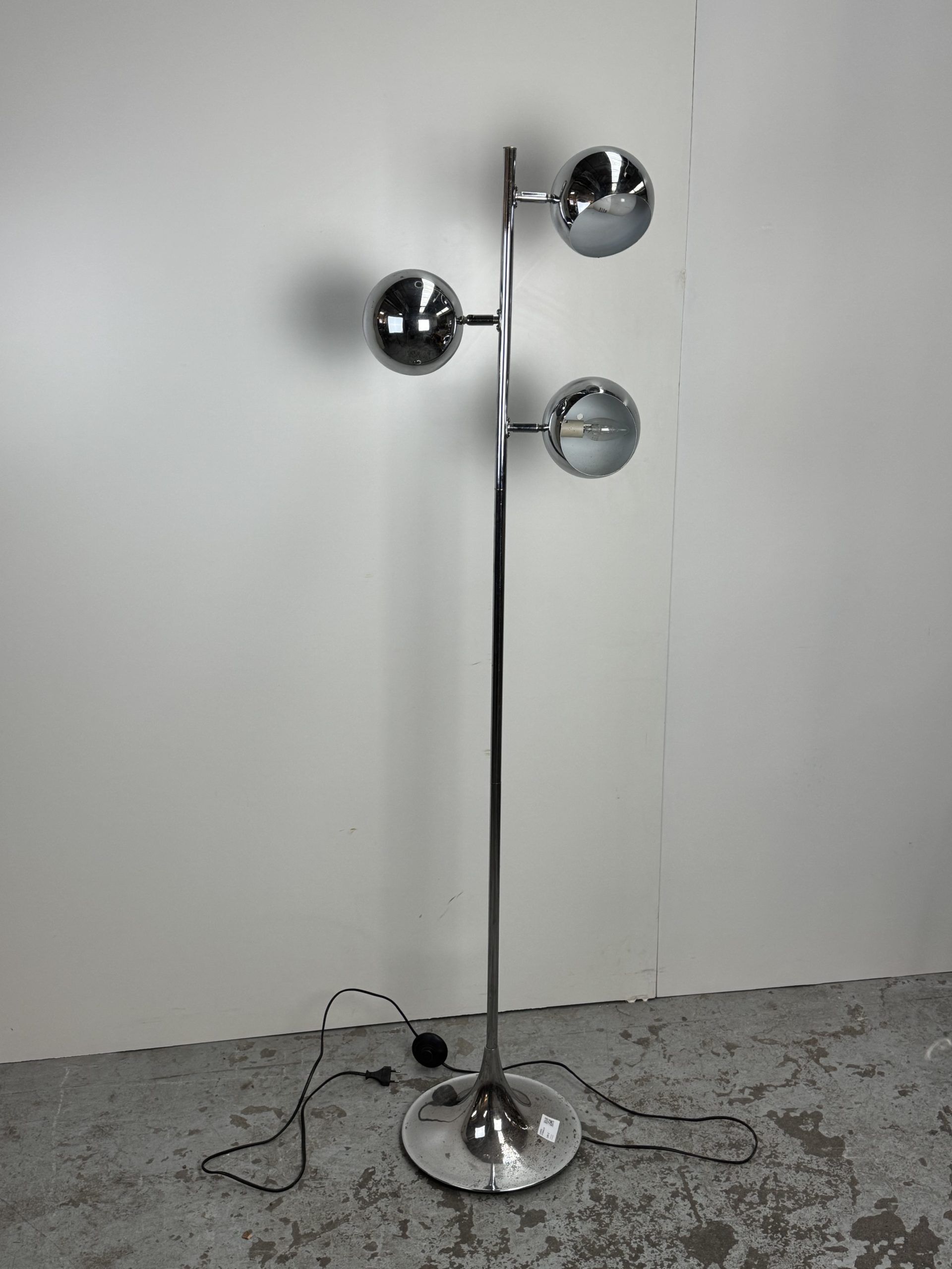Eyeball floor lamp