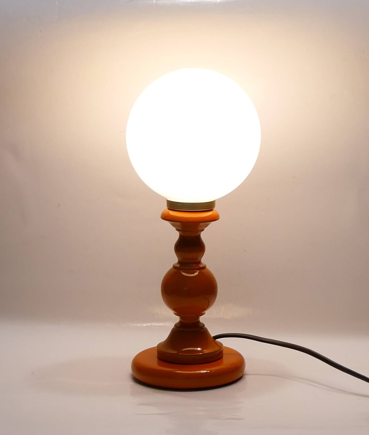 Vintage lamp in orange turned wood and opaline globe