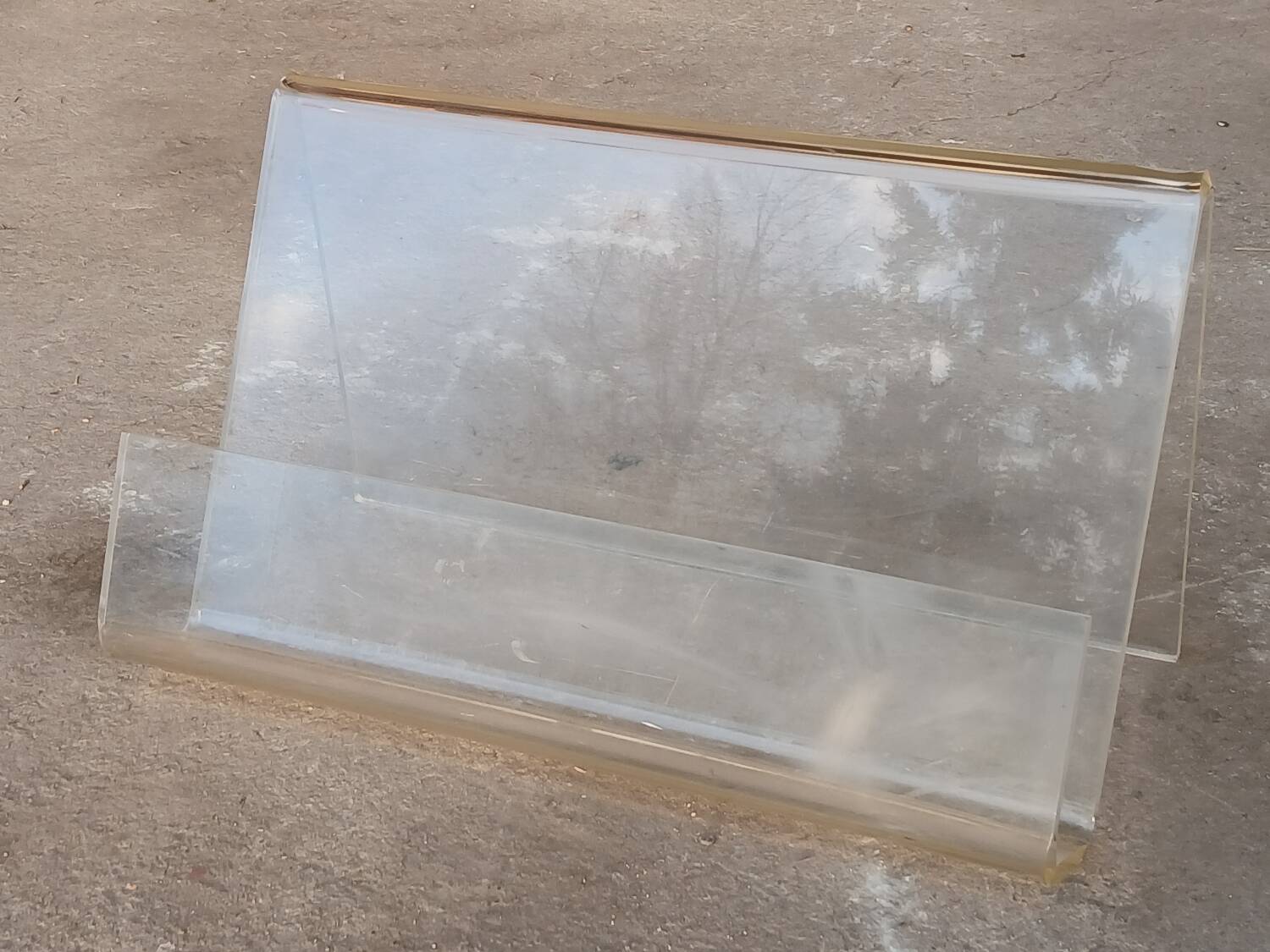 Acrylic magazine holder
