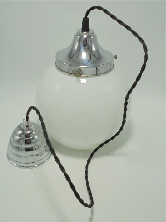 Opaline globe suspension