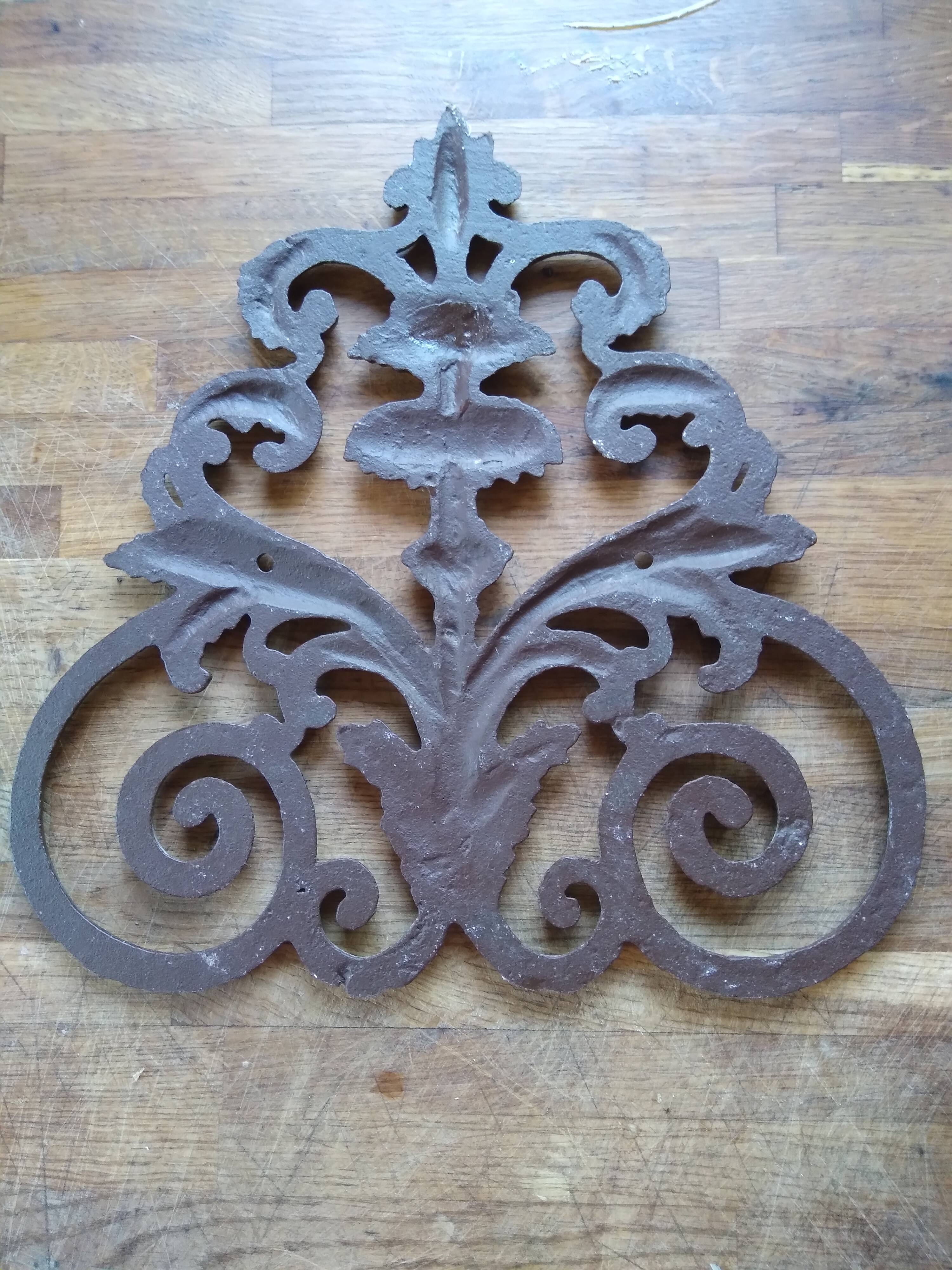 Ornament arabesque trim in cast iron