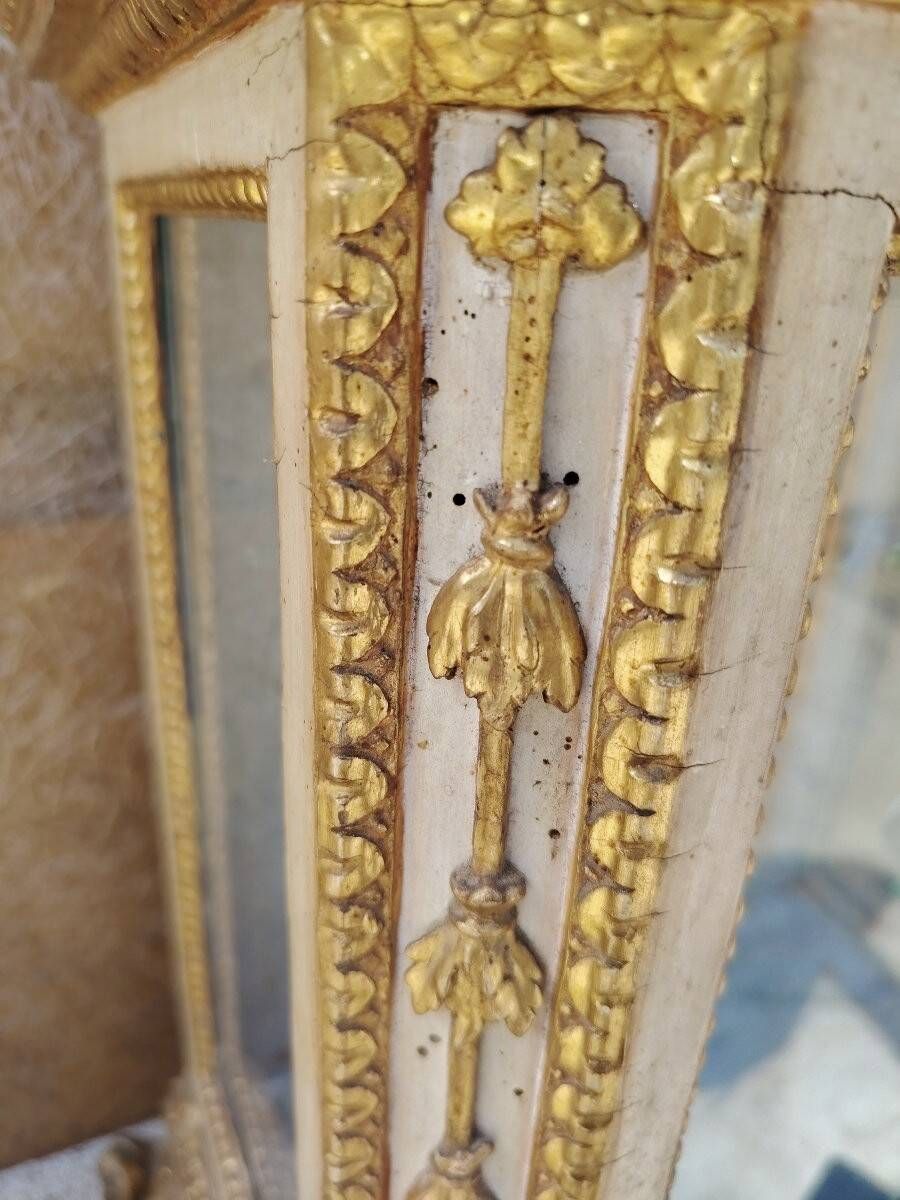 Italian display cabinet from the mid-18th century, Louis XV period, in lacquered and gilded wood.
