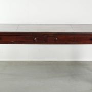 Bureau d'écriture anglais ancien de la fin du 19e siècle avec une couleur chaude.