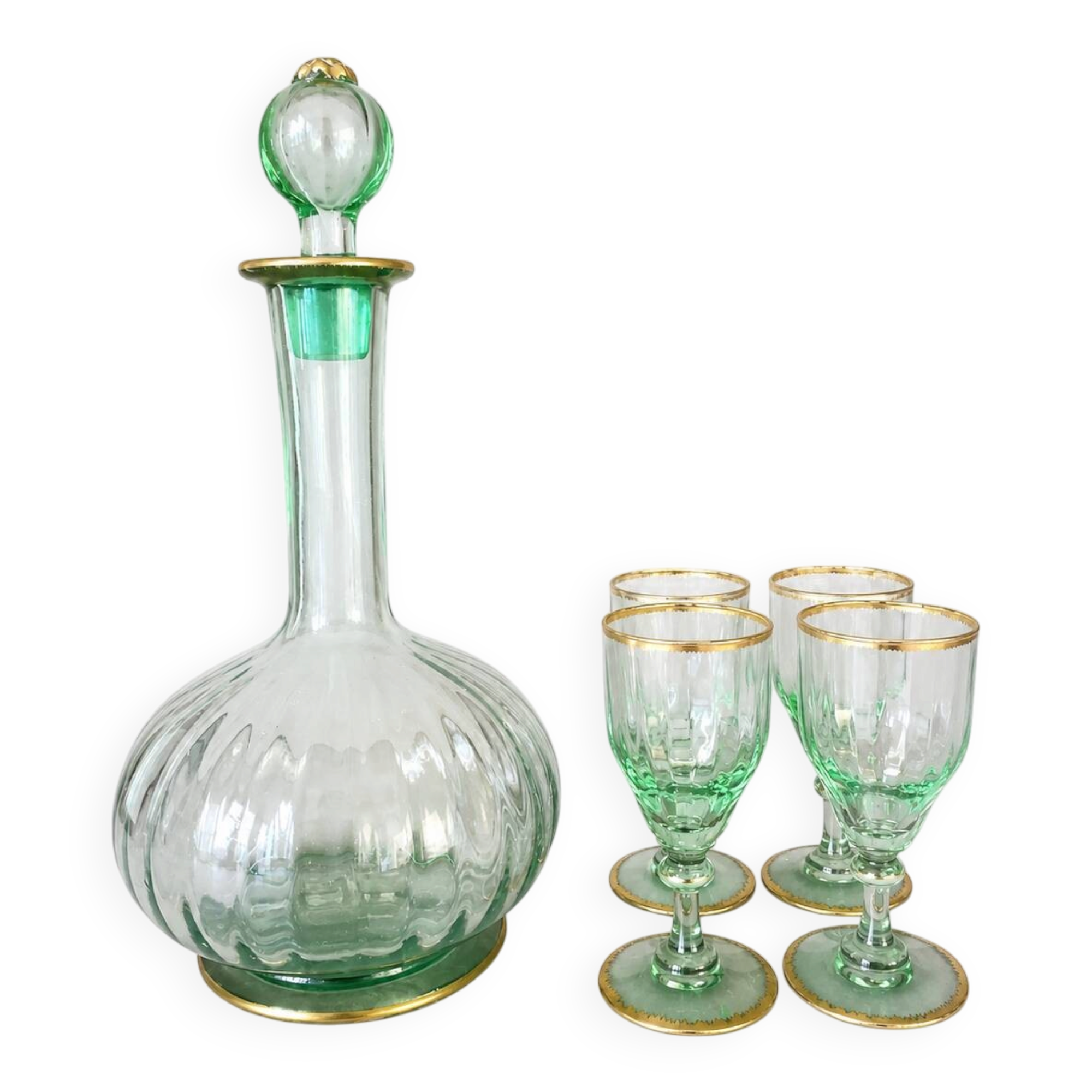 Carafe à liqueur avec ses verres en verre vert et doré