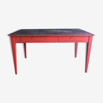 Table red