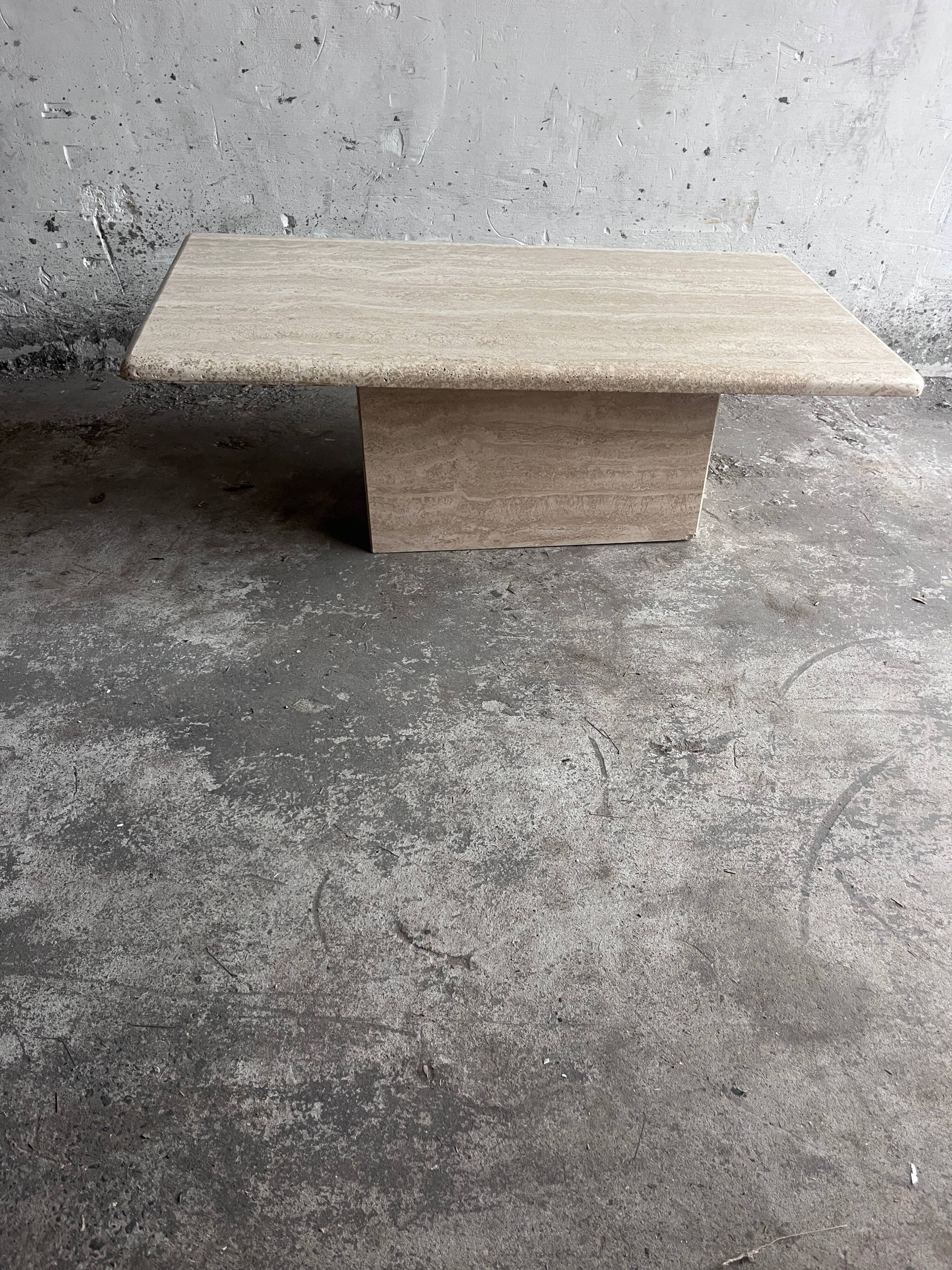 Table basse italienne en travertin – années 1970