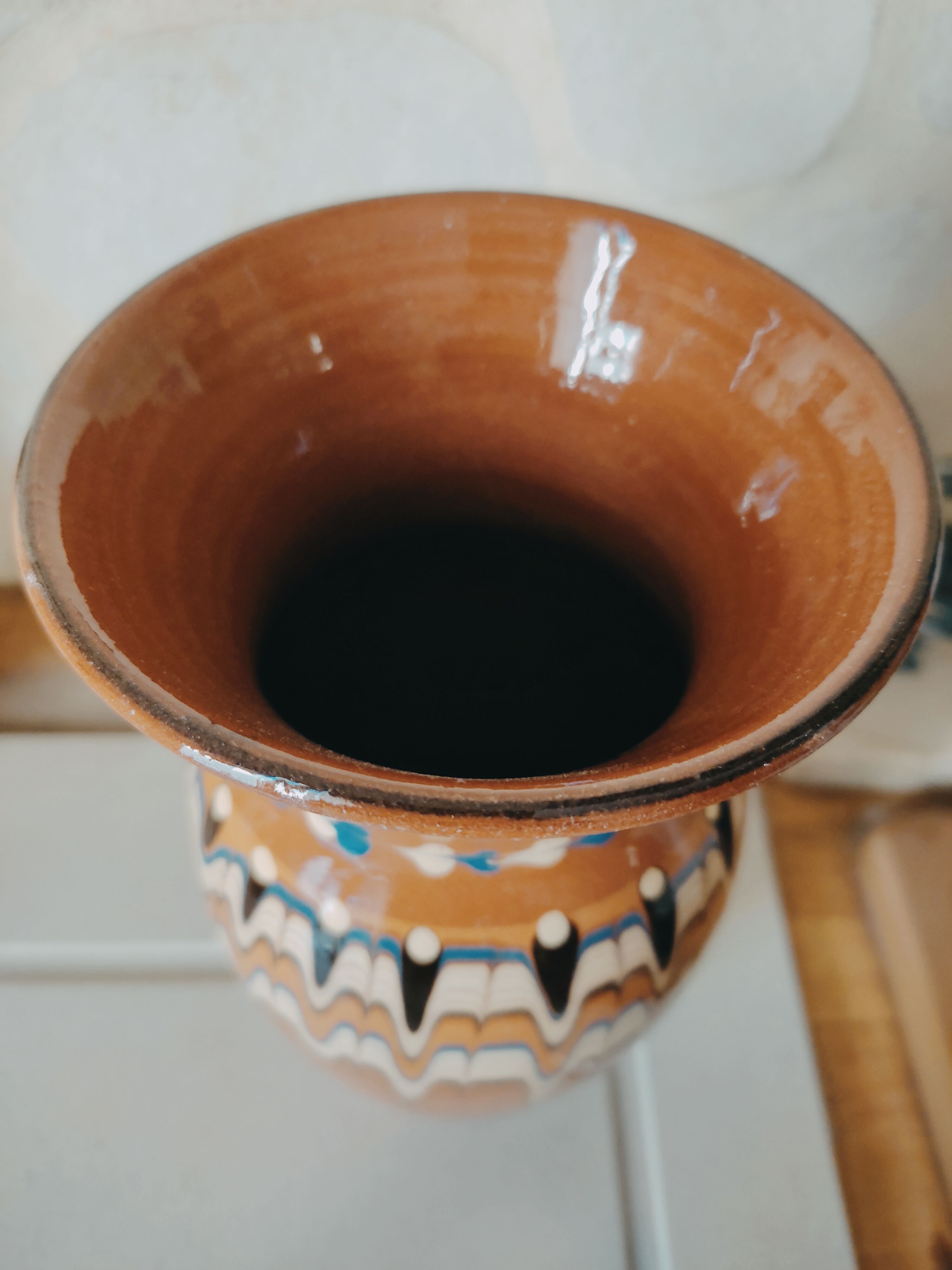 Vase bulgare en terre mêlée