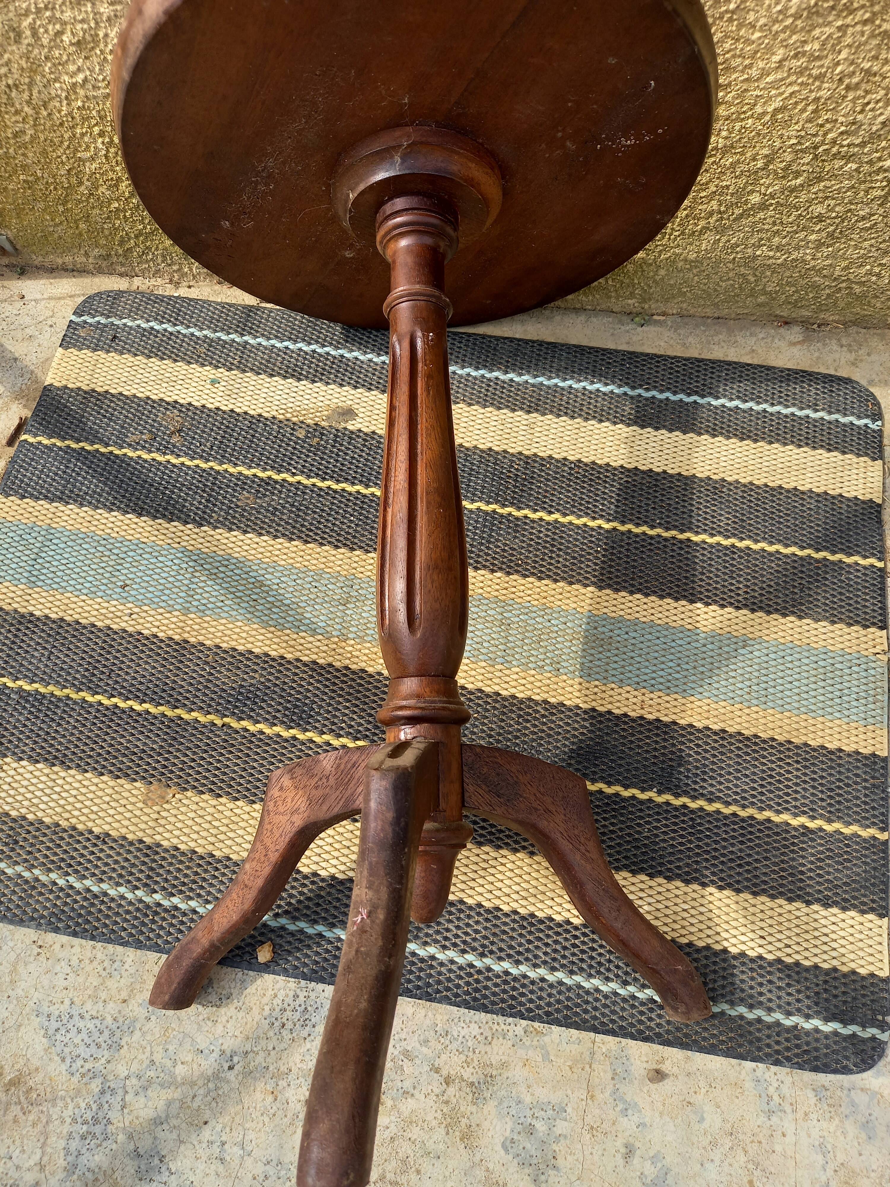 Wooden pedestal table