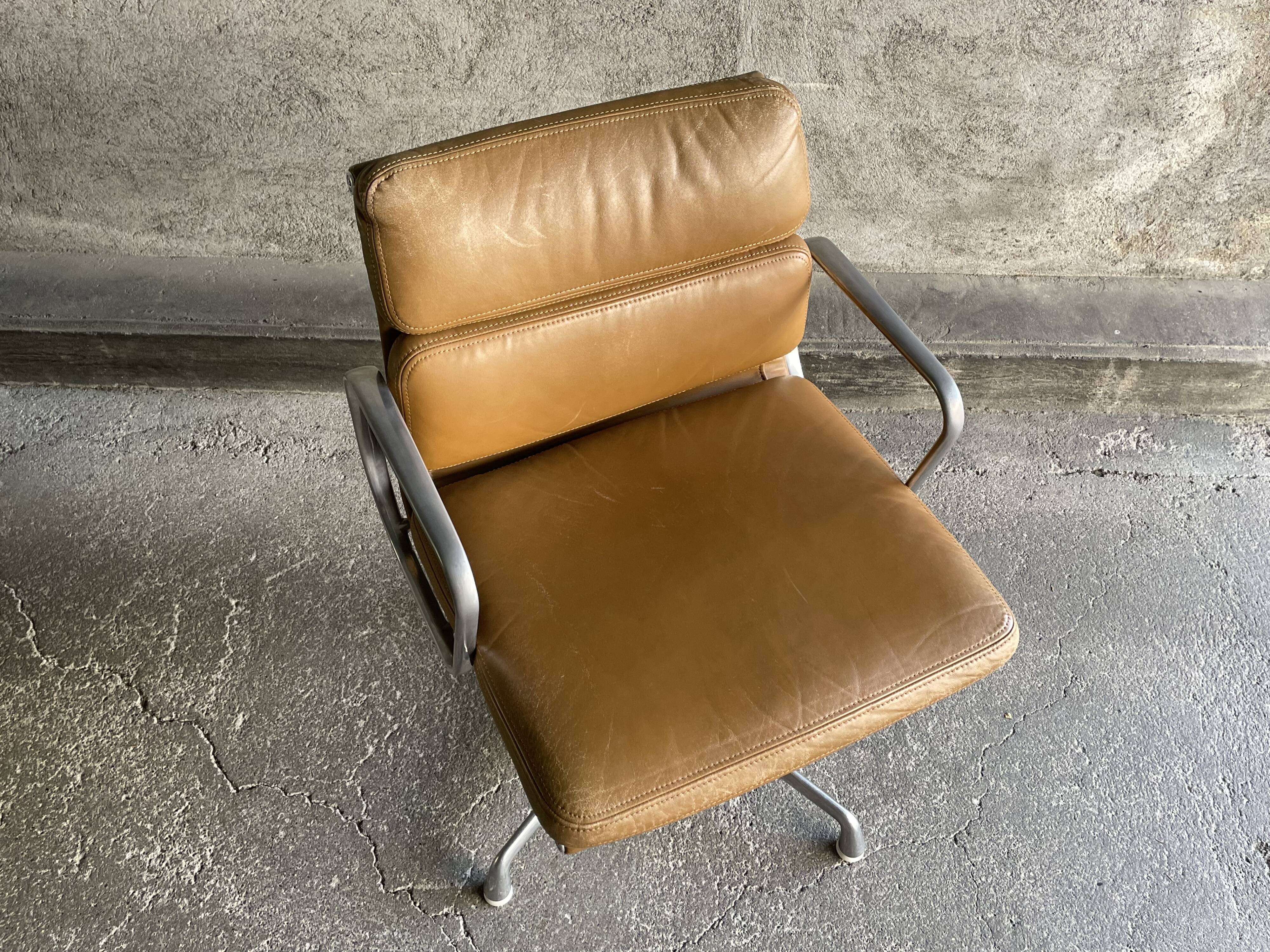 EA 208 camel leather armchair by Charles Eames for Herman miller