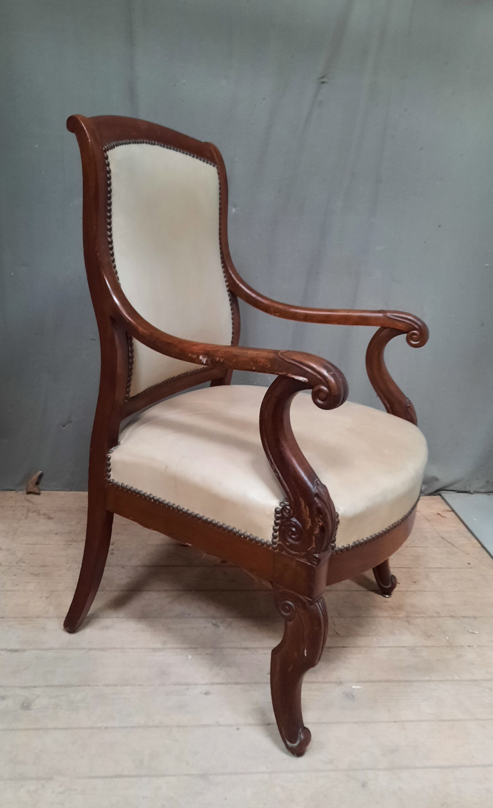 Mahogany armchair with butt