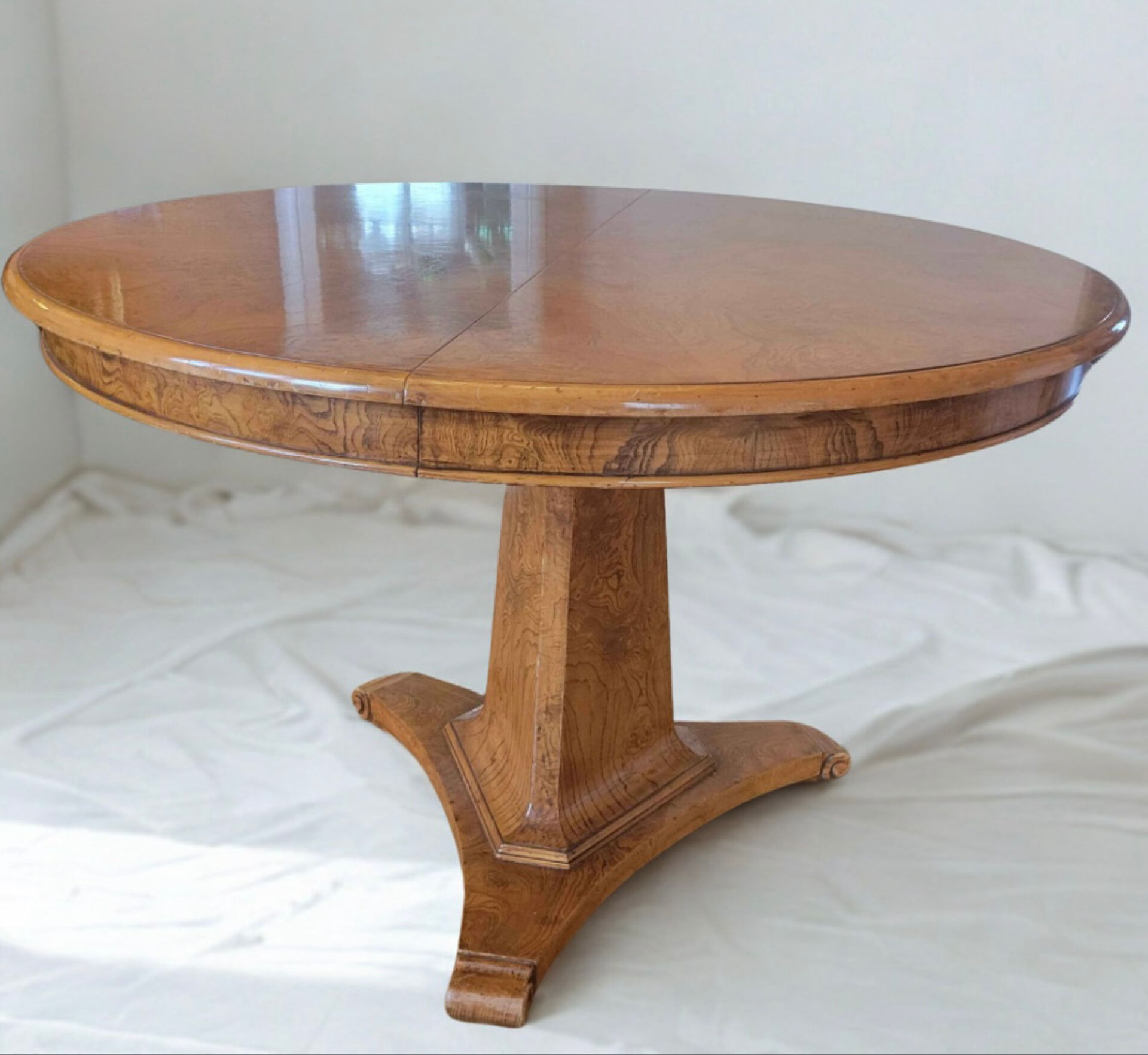 Table ronde extensible en loupe de bois aux magnifiques veinage