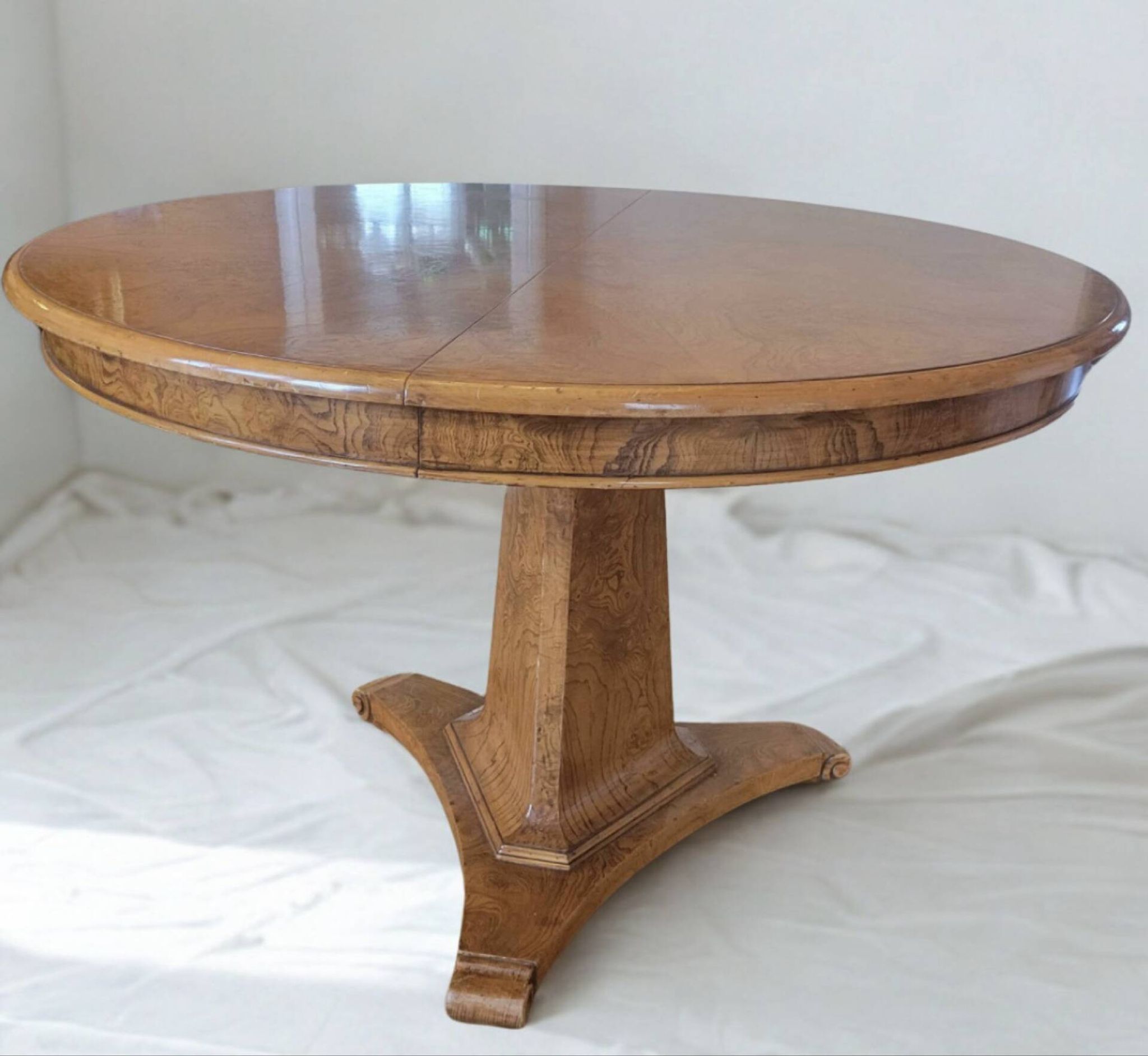 Extendable round table in wood burl with beautiful grain.