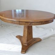 Extendable round table in wood burl with beautiful grain.
